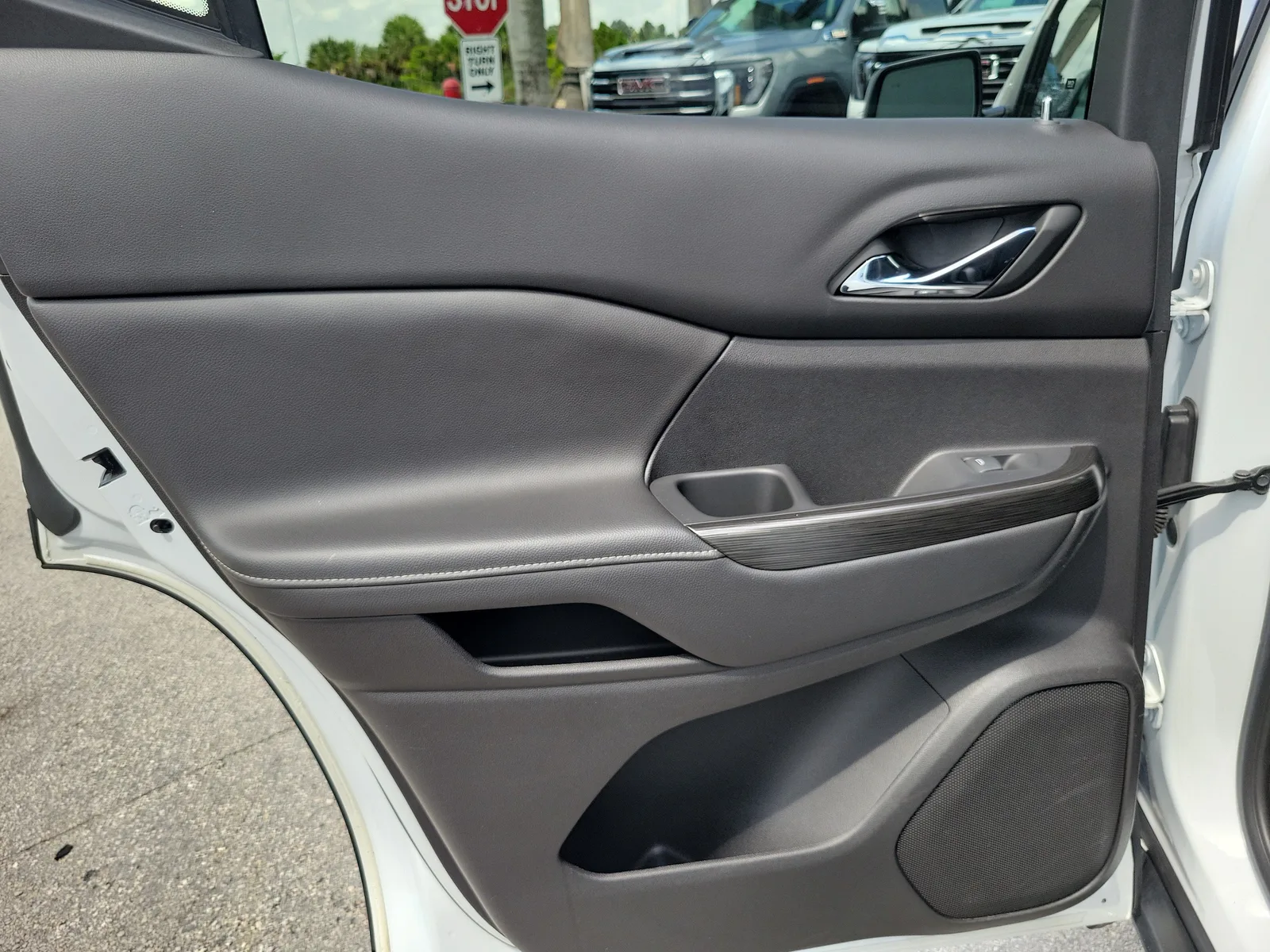 2023 GMC Acadia SLT photo 12