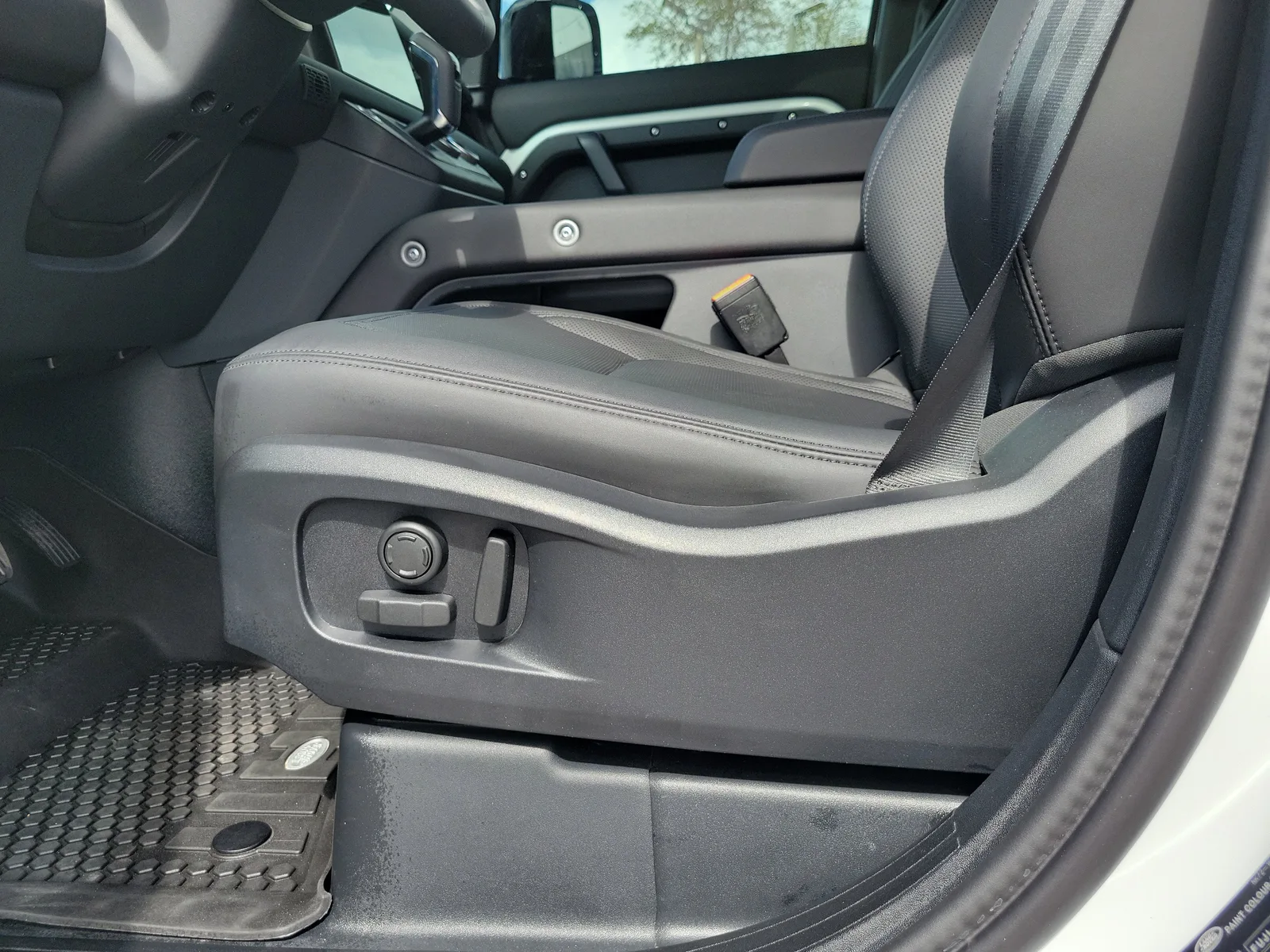 2025 Land Rover Defender S photo 14