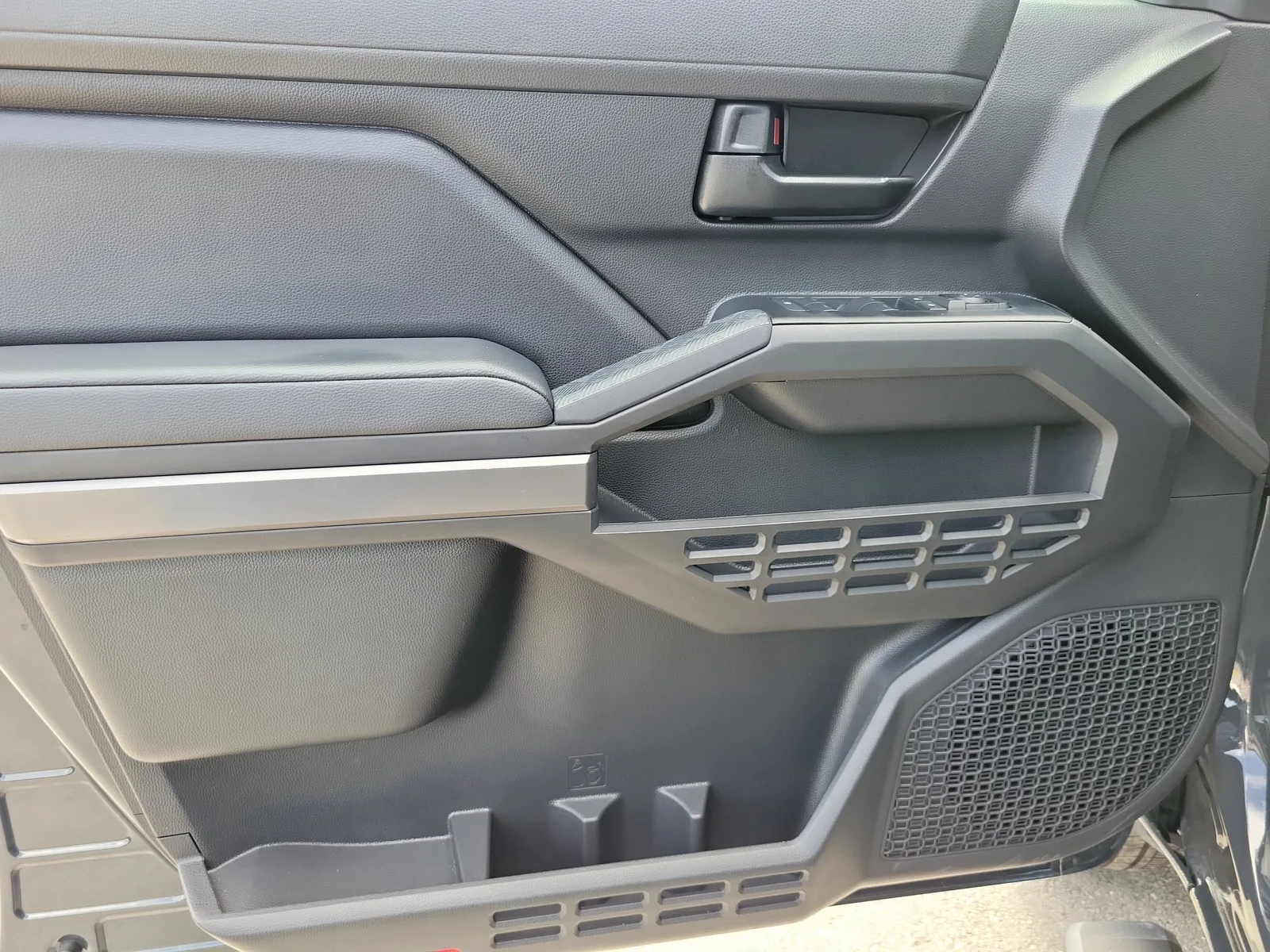 2025 Toyota Tacoma 2WD SR5 photo 26