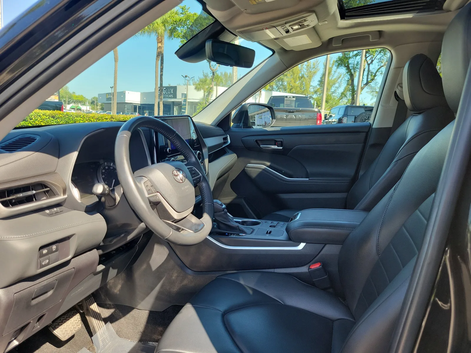 2023 Toyota Highlander L photo 12