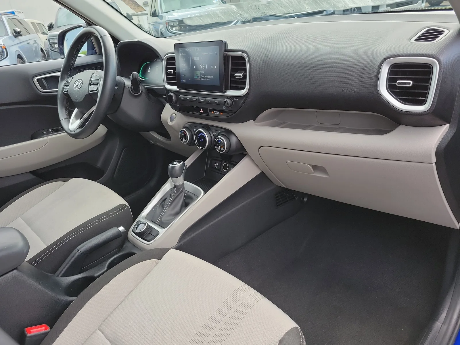 2025 Hyundai Venue SEL photo 18