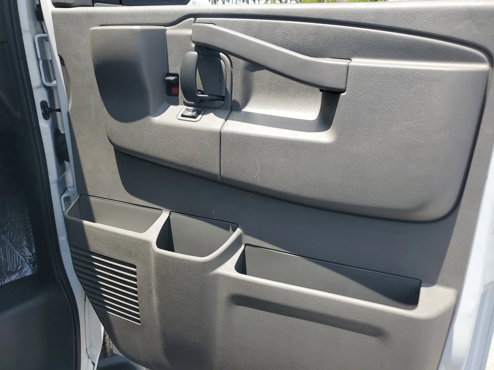 2025 Chevrolet Express Passenger LT photo 27
