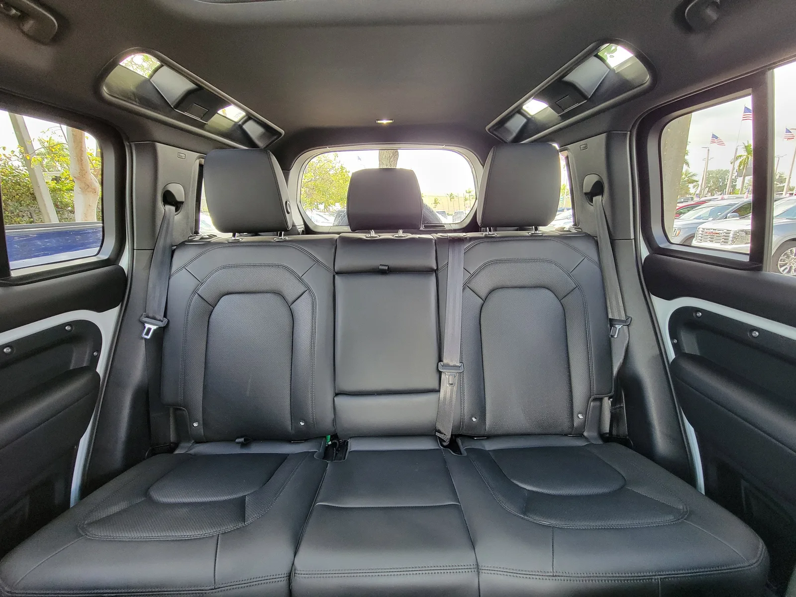 2025 Land Rover Defender S photo 17