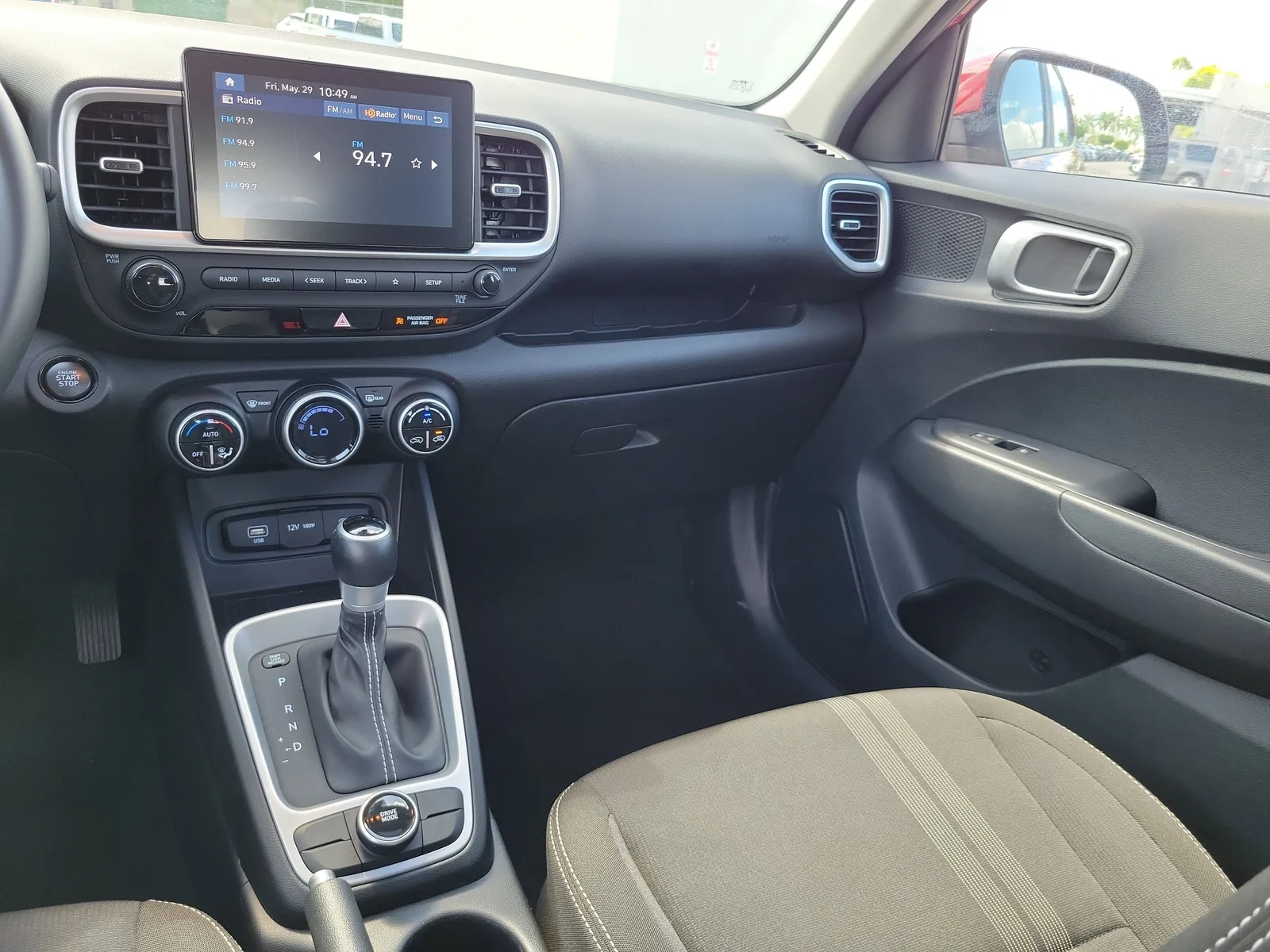 2025 Hyundai Venue SEL photo 18