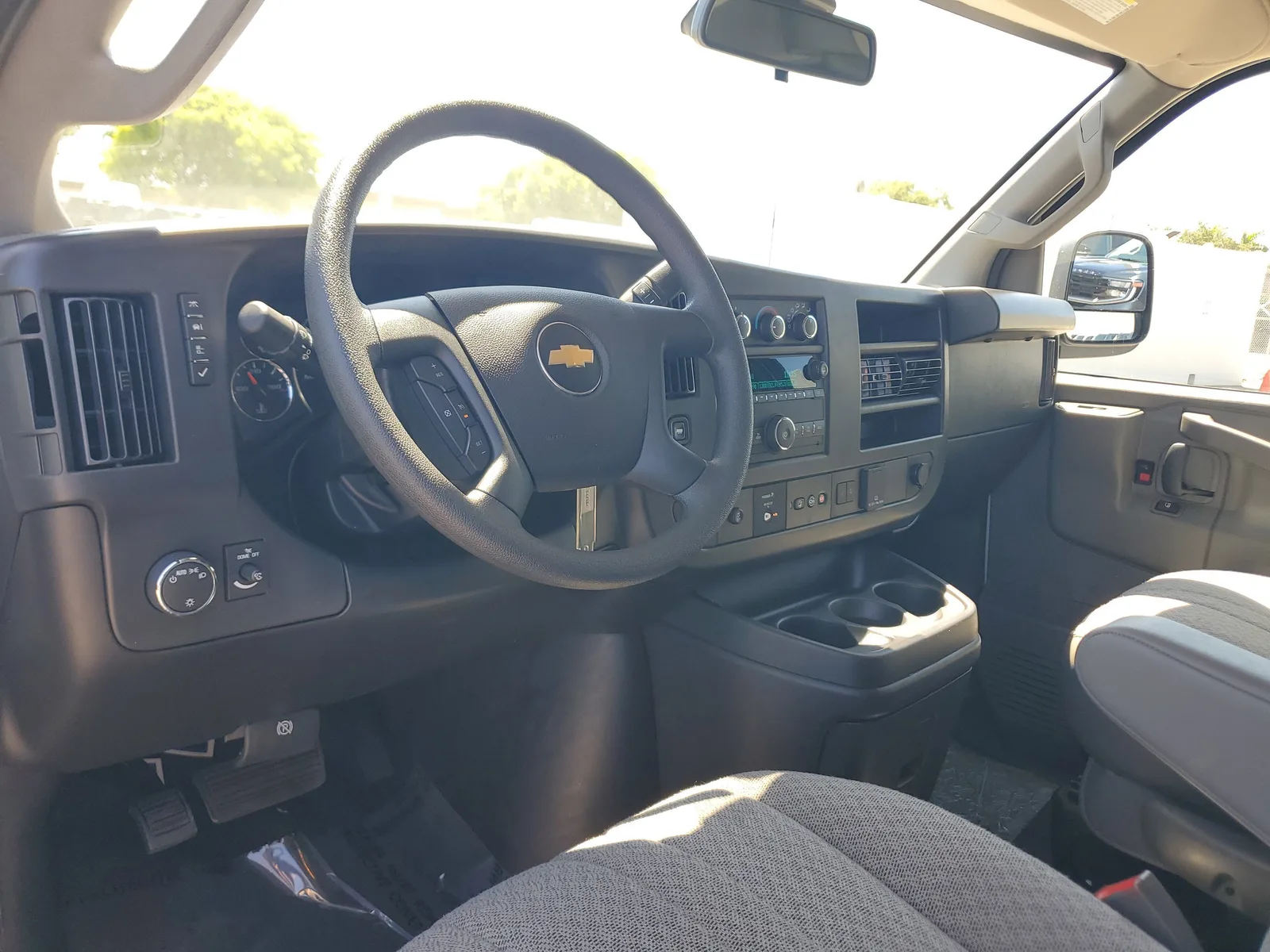 2025 Chevrolet Express Passenger LT photo 9