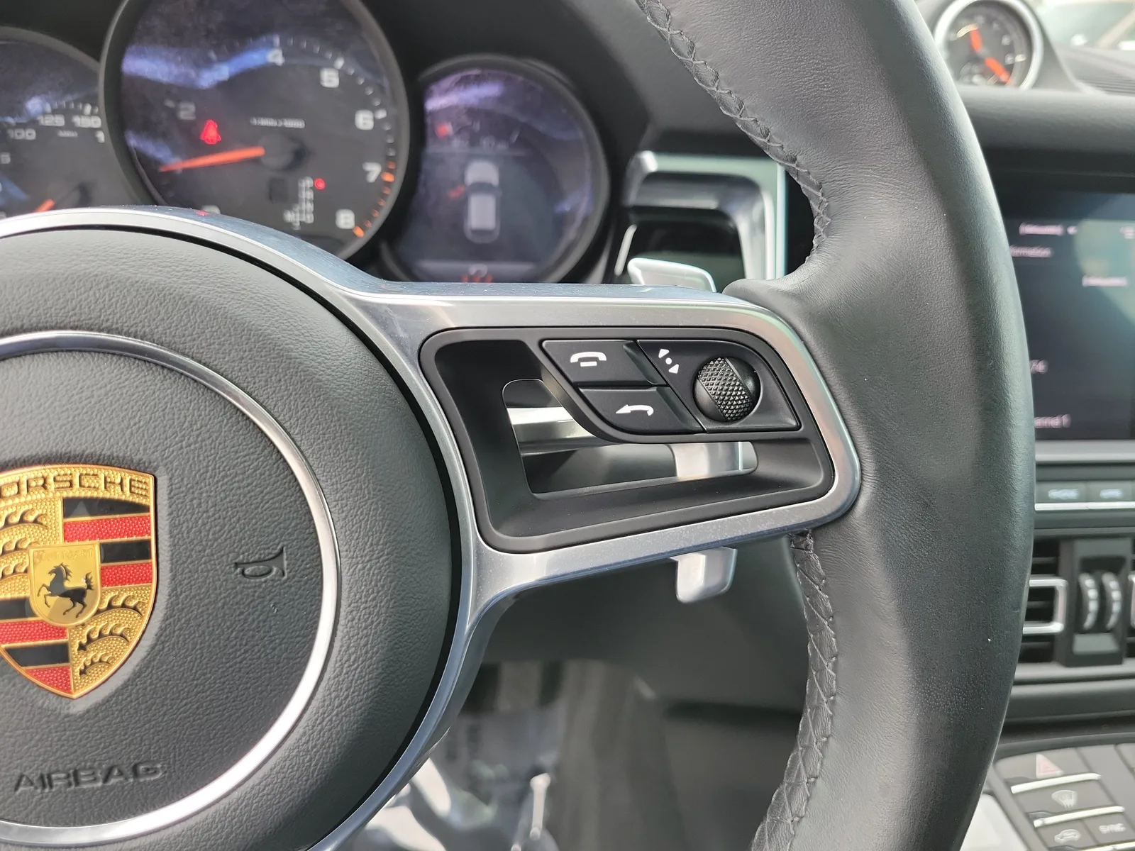 2021 Porsche Macan Base photo 24