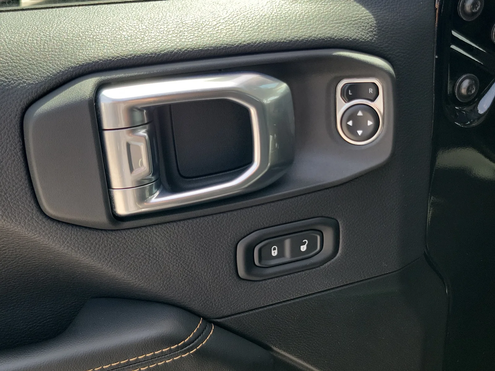 2025 Jeep Wrangler Sahara 4WD photo 27
