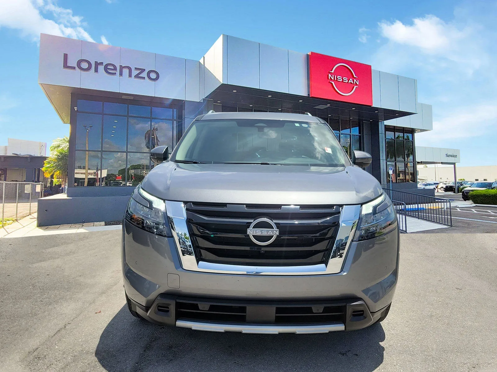 2025 Nissan Pathfinder SL photo 2