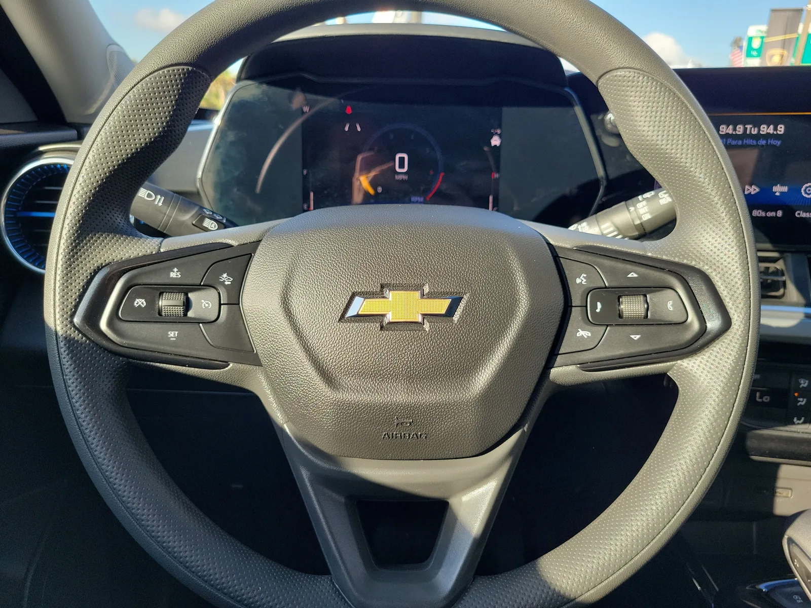 2025 Chevrolet Trax LT photo 17