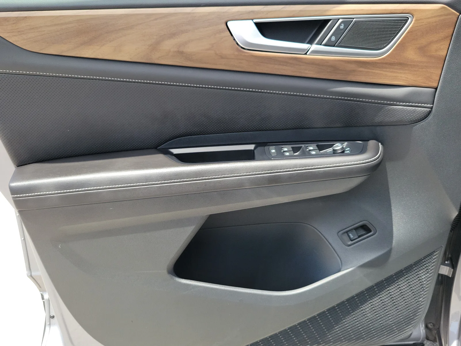 2024 Volkswagen Atlas 2.0T SE w/Technology photo 23