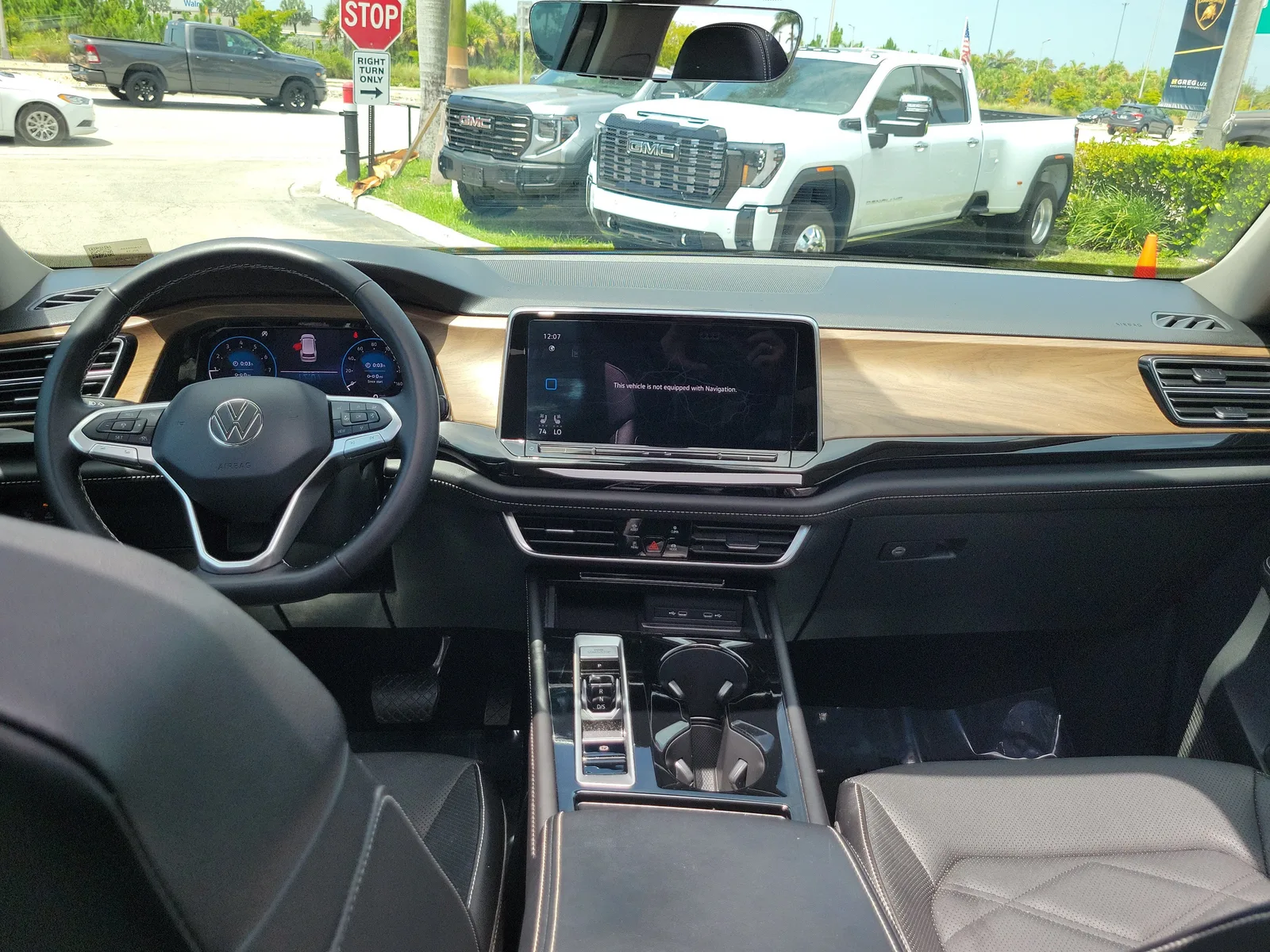 2024 Volkswagen Atlas 2.0T SE w/Technology photo 18