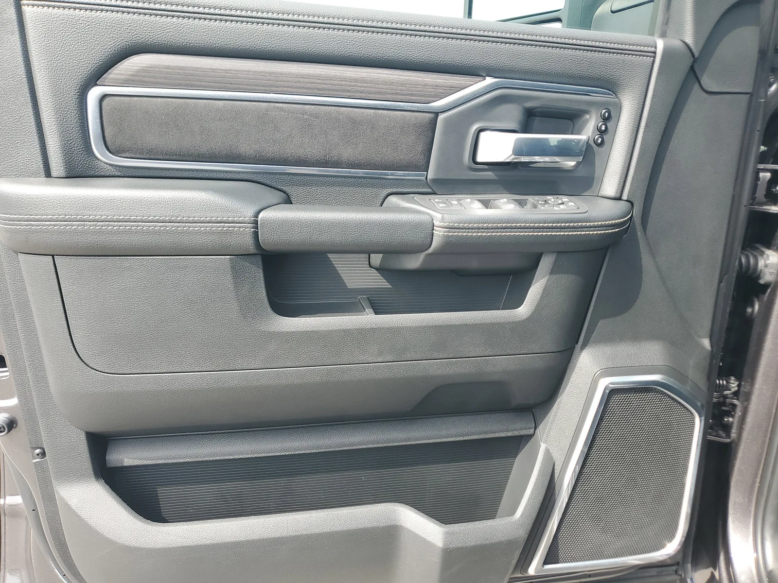 2026 RAM 2500 Laramie 4WD Diesel photo 26