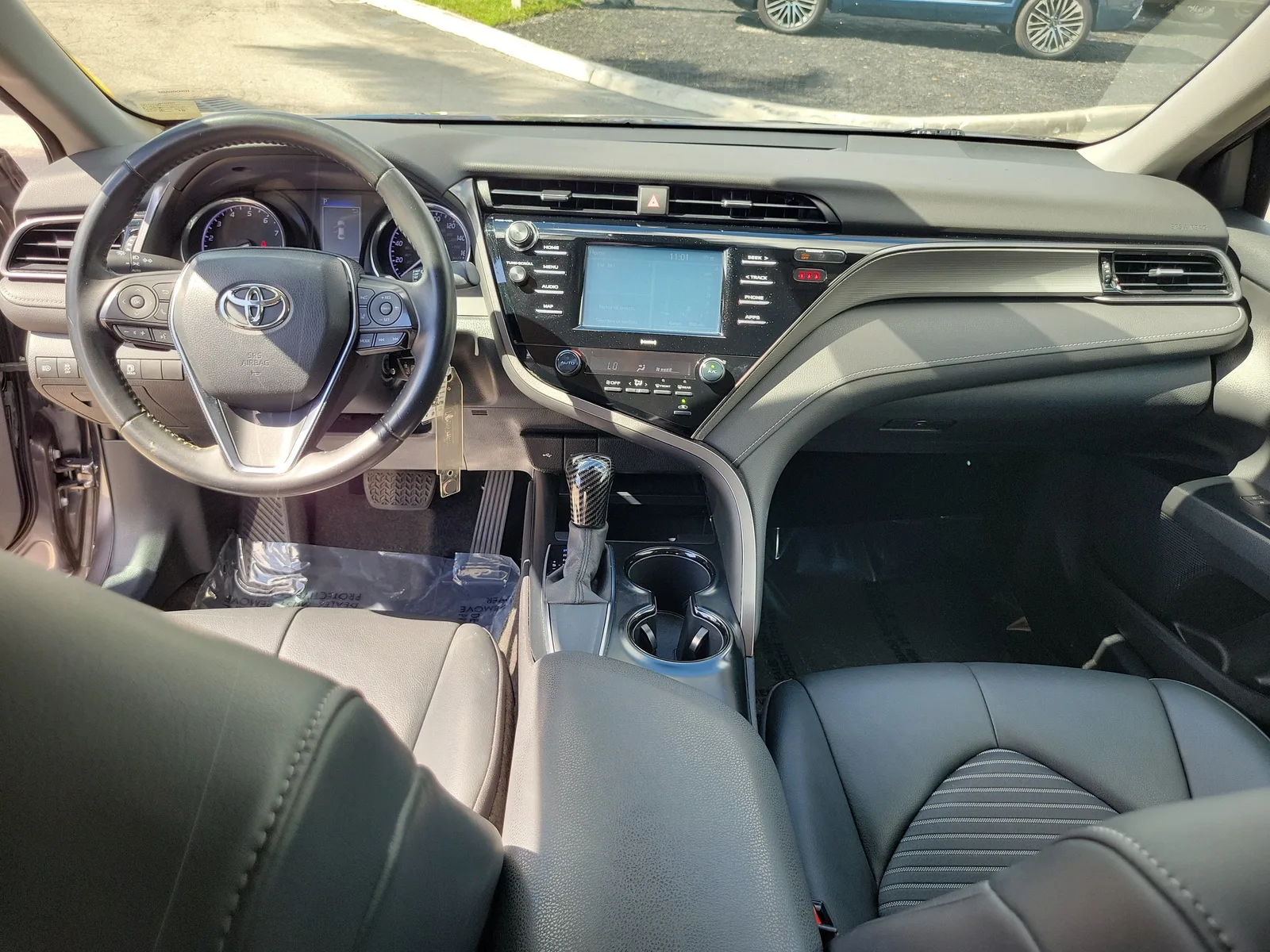 2020 Toyota Camry SE photo 16