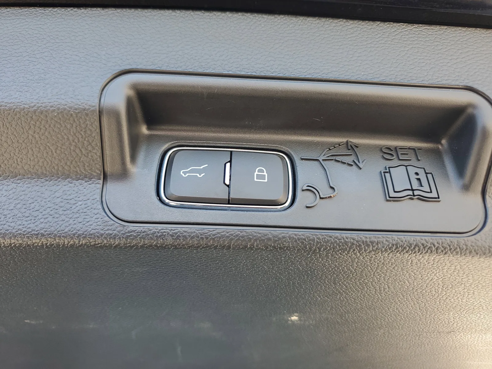 2023 Ford Explorer ST 4WD photo 17