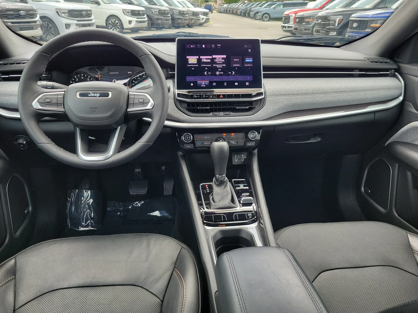 2023 Jeep Compass Latitude Lux 4WD photo 18