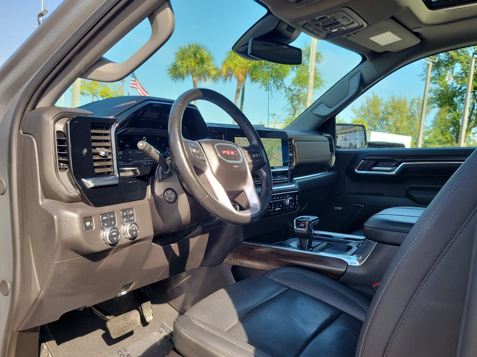 2024 GMC Sierra 1500 SLT photo 9