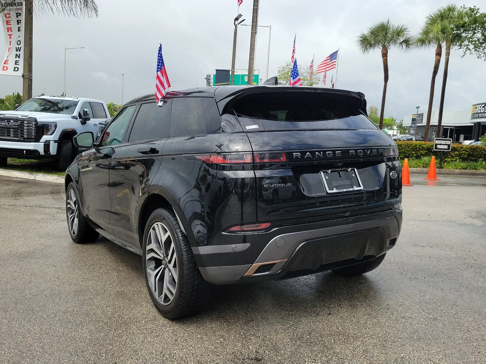 2023 Land Rover Range Rover Evoque R-Dynamic SE photo 7