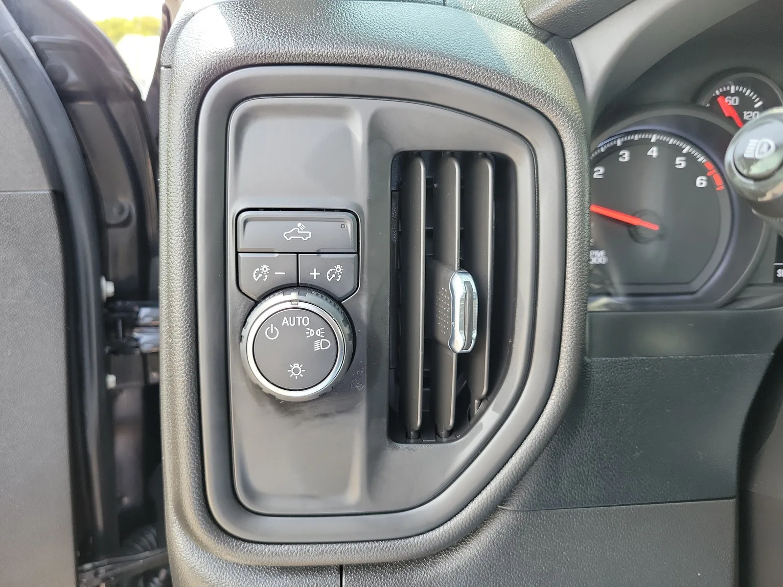 2023 Chevrolet Silverado 1500 Custom photo 23