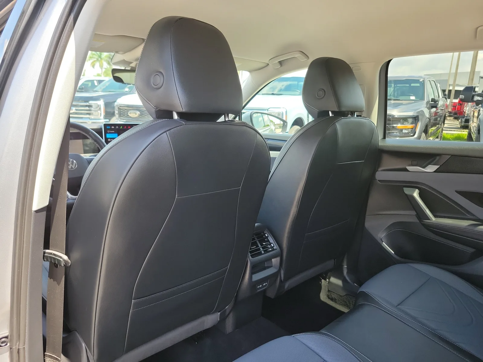 2025 Volkswagen Tiguan SE photo 14