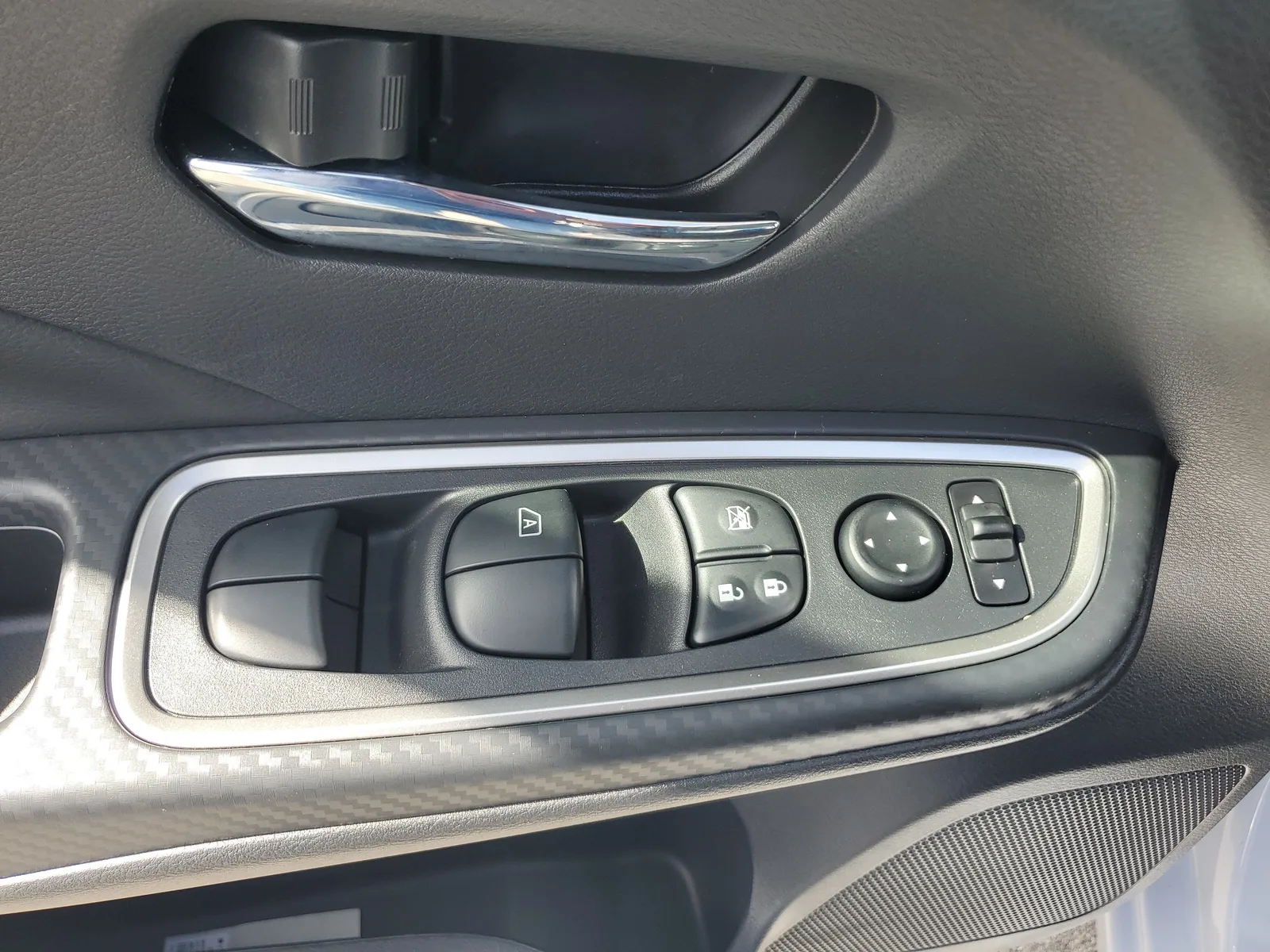2025 Nissan Versa SR photo 22