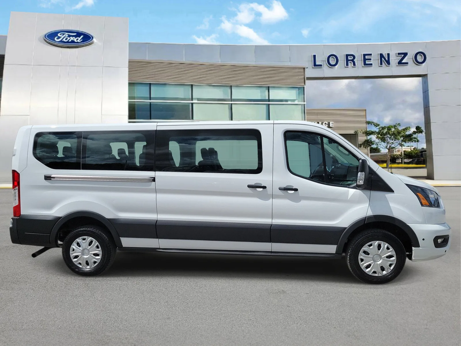 2025 Ford Transit Passenger Wagon XLT photo 4