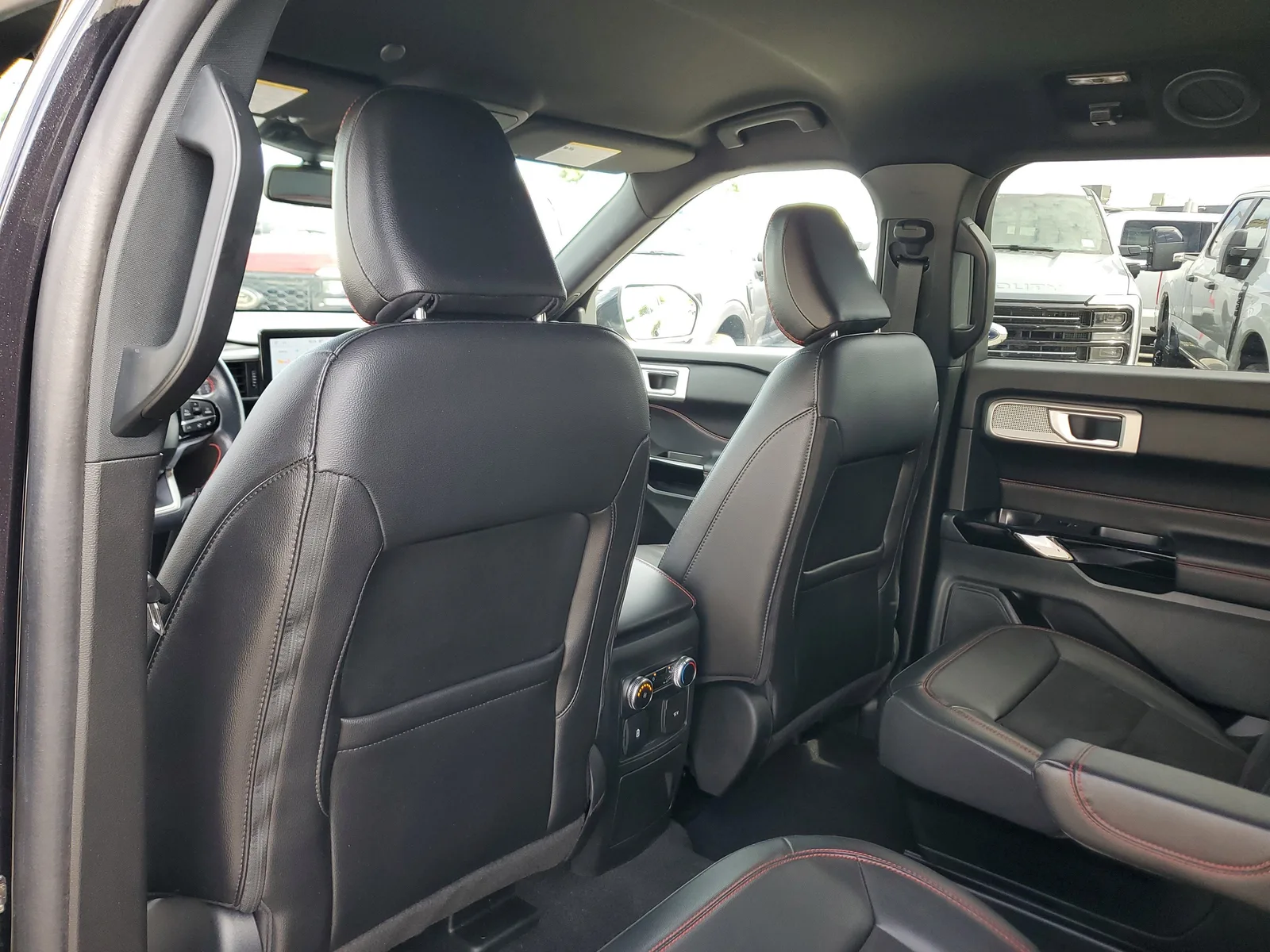 2023 Ford Explorer ST-Line photo 15