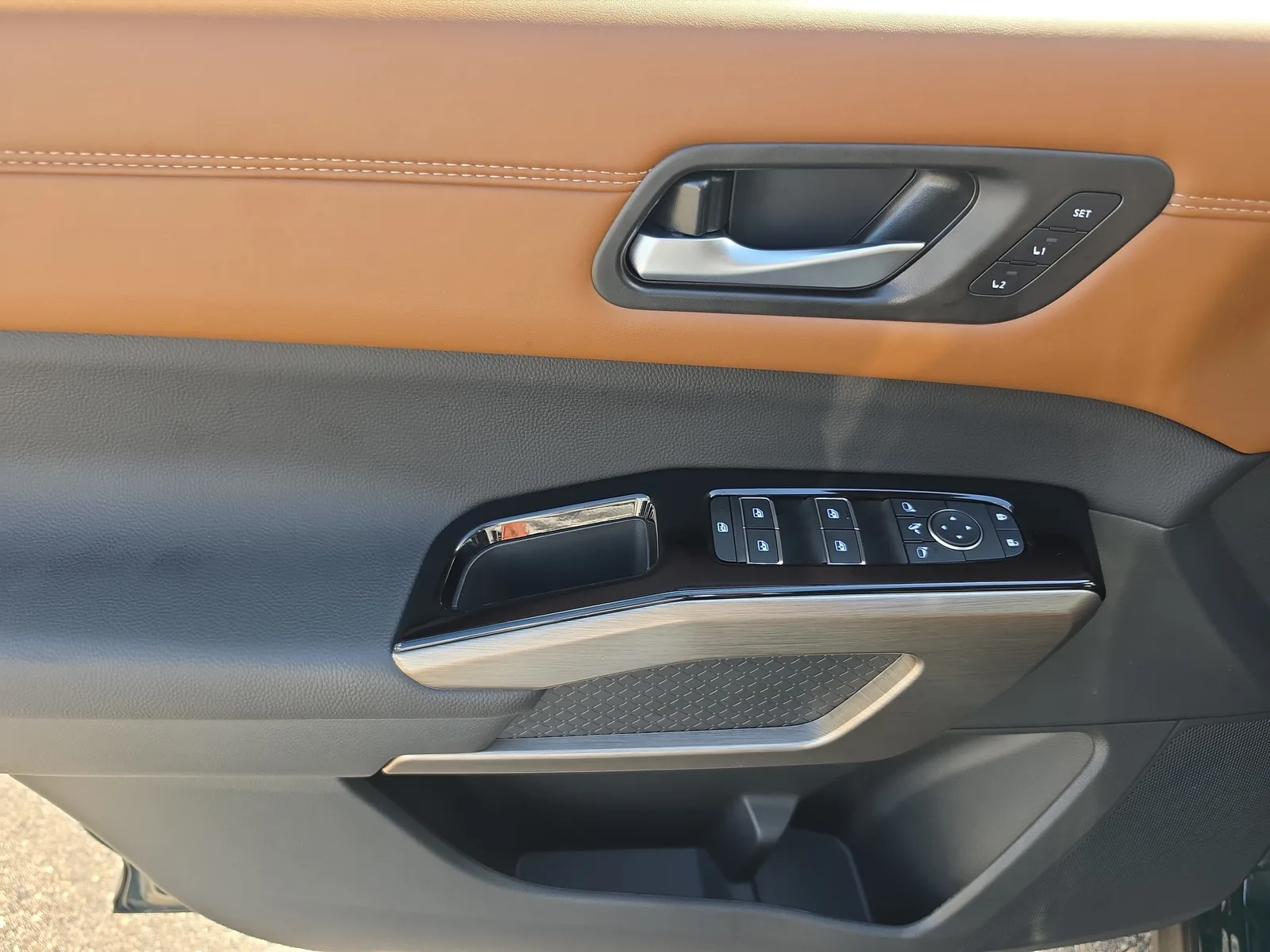 2025 Nissan Pathfinder Platinum photo 21
