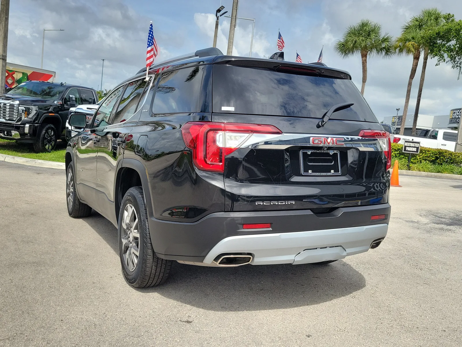 2023 GMC Acadia SLE photo 7