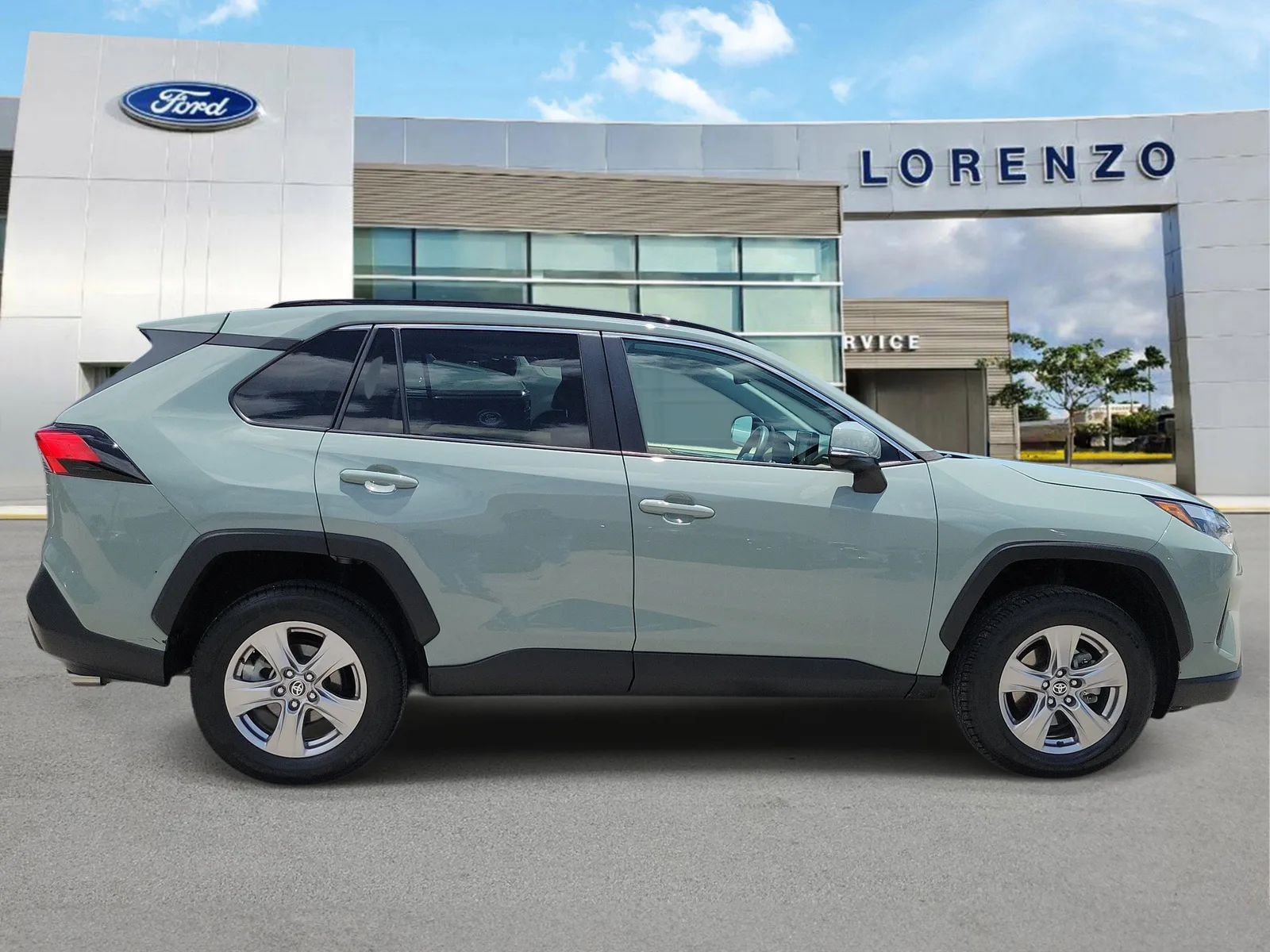 2022 Toyota RAV4 XLE photo 4