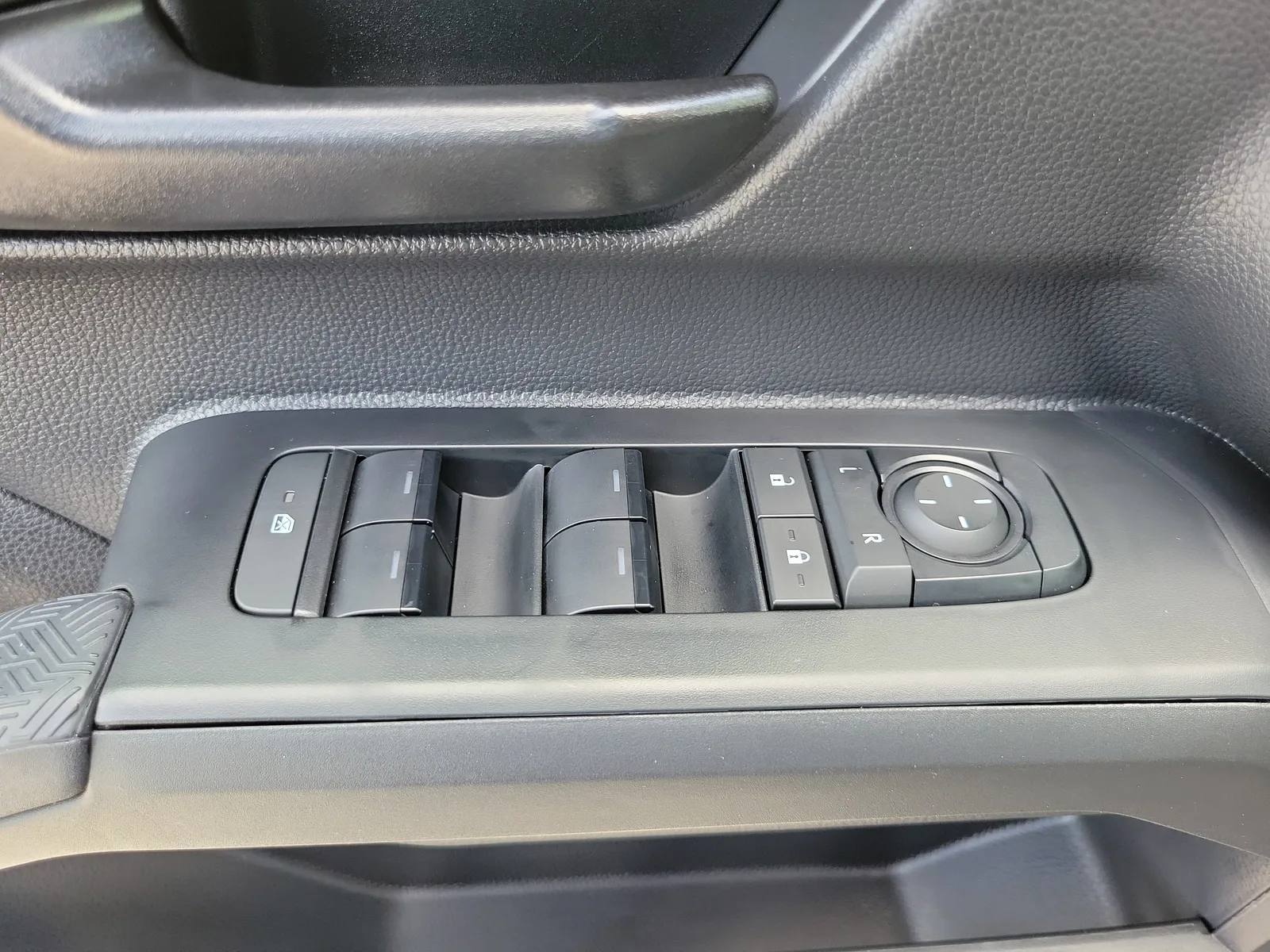 2025 Toyota Tacoma 2WD SR5 photo 27