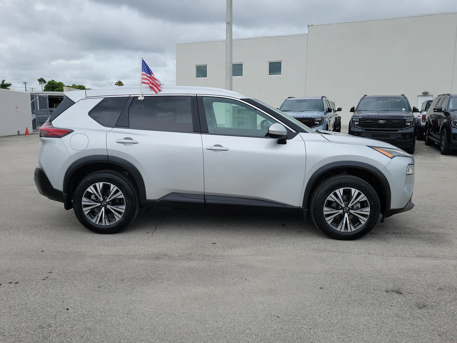 2023 Nissan Rogue SV photo 3
