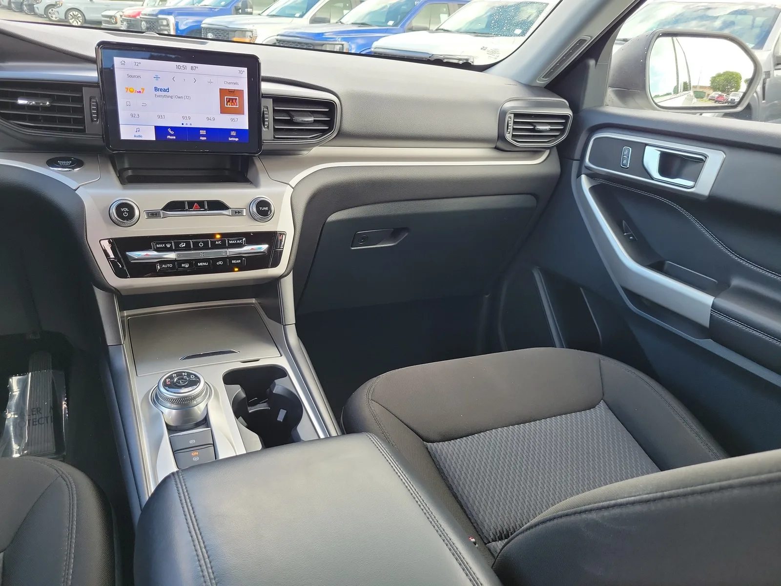 2024 Ford Explorer XLT photo 17