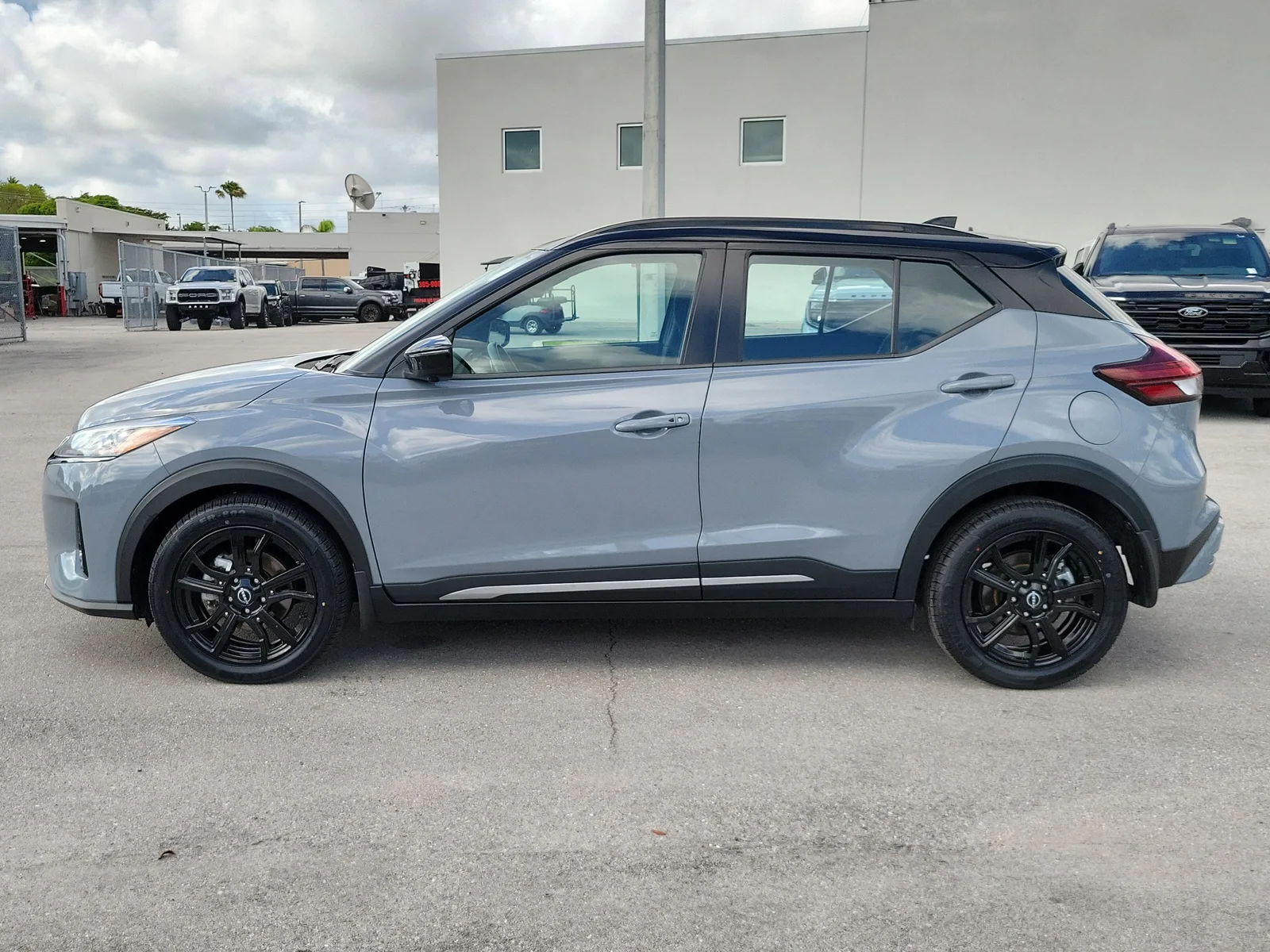 2023 Nissan Kicks SR photo 8