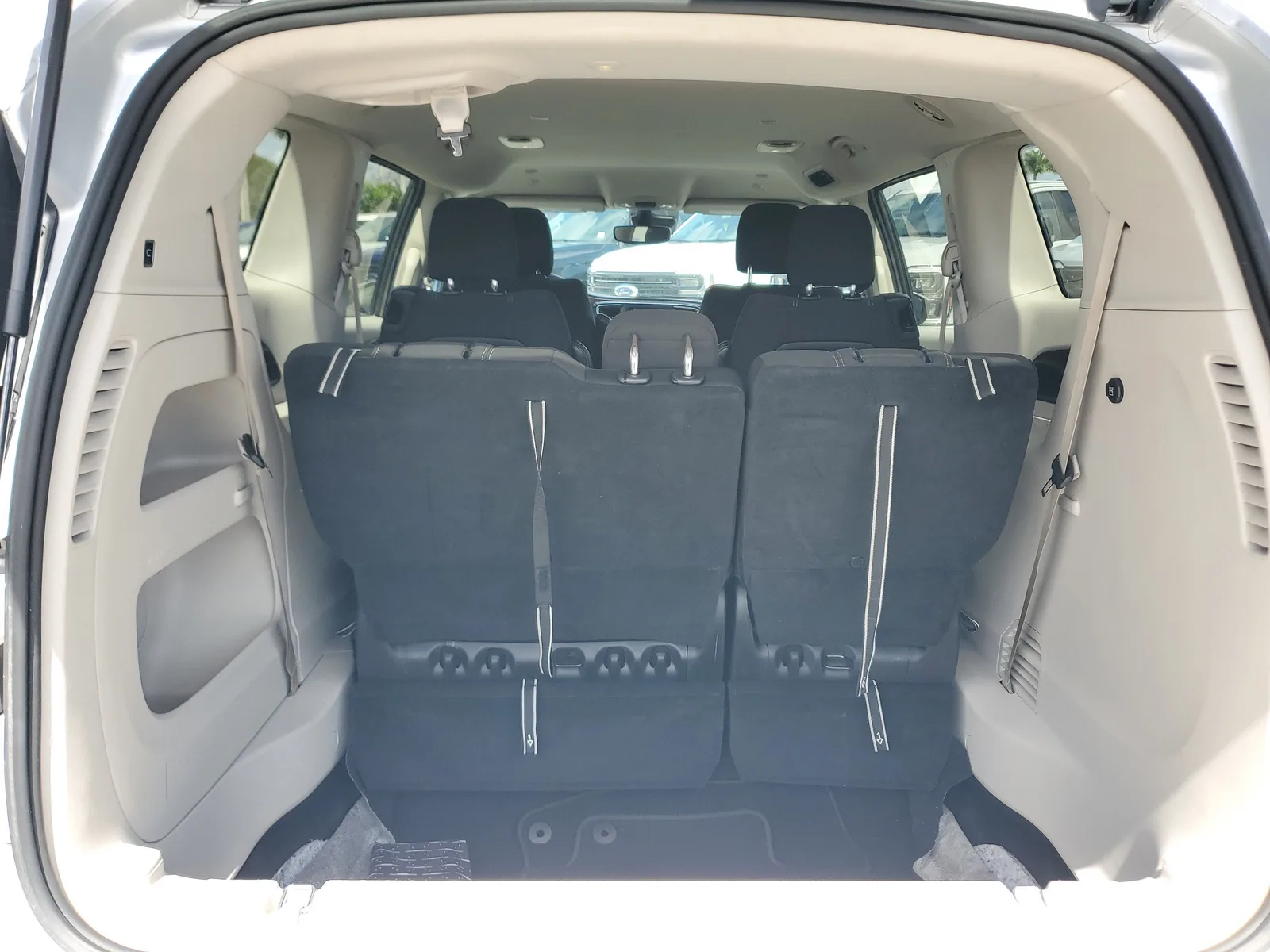 2023 Chrysler Voyager LX photo 16