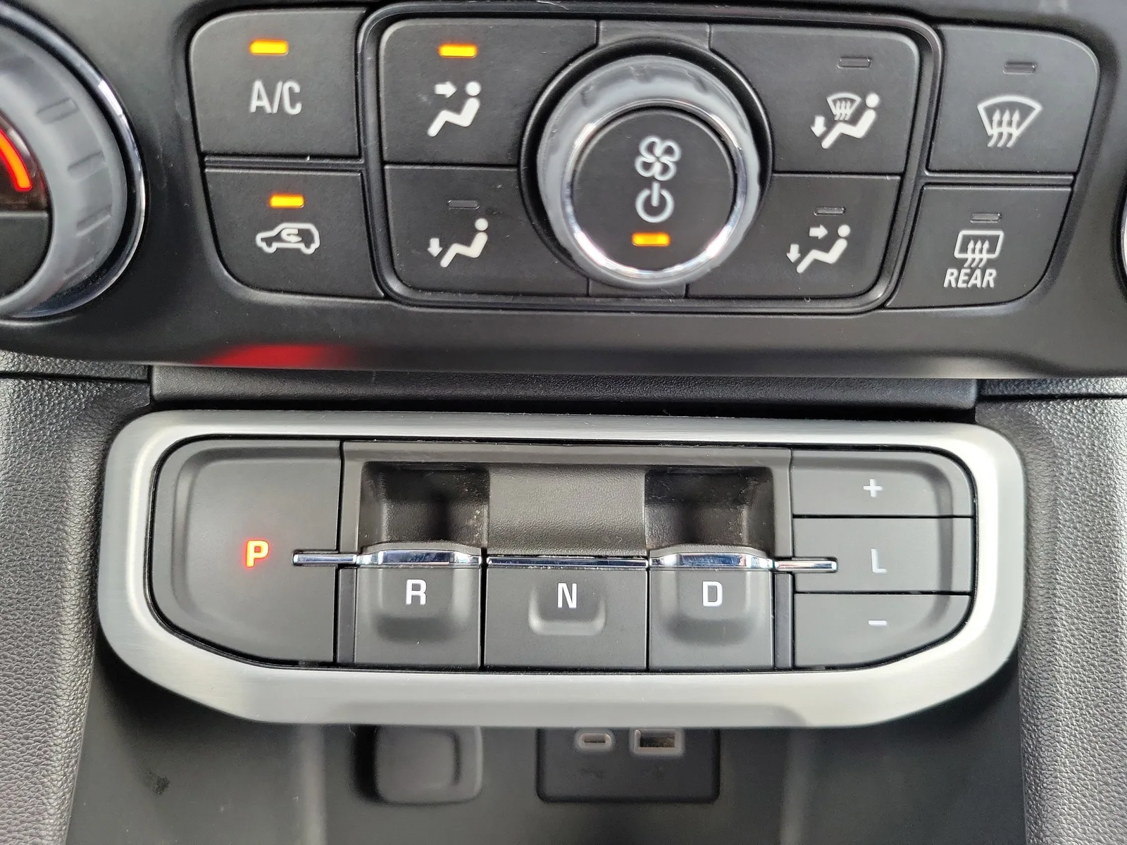 2023 GMC Acadia SLE photo 23