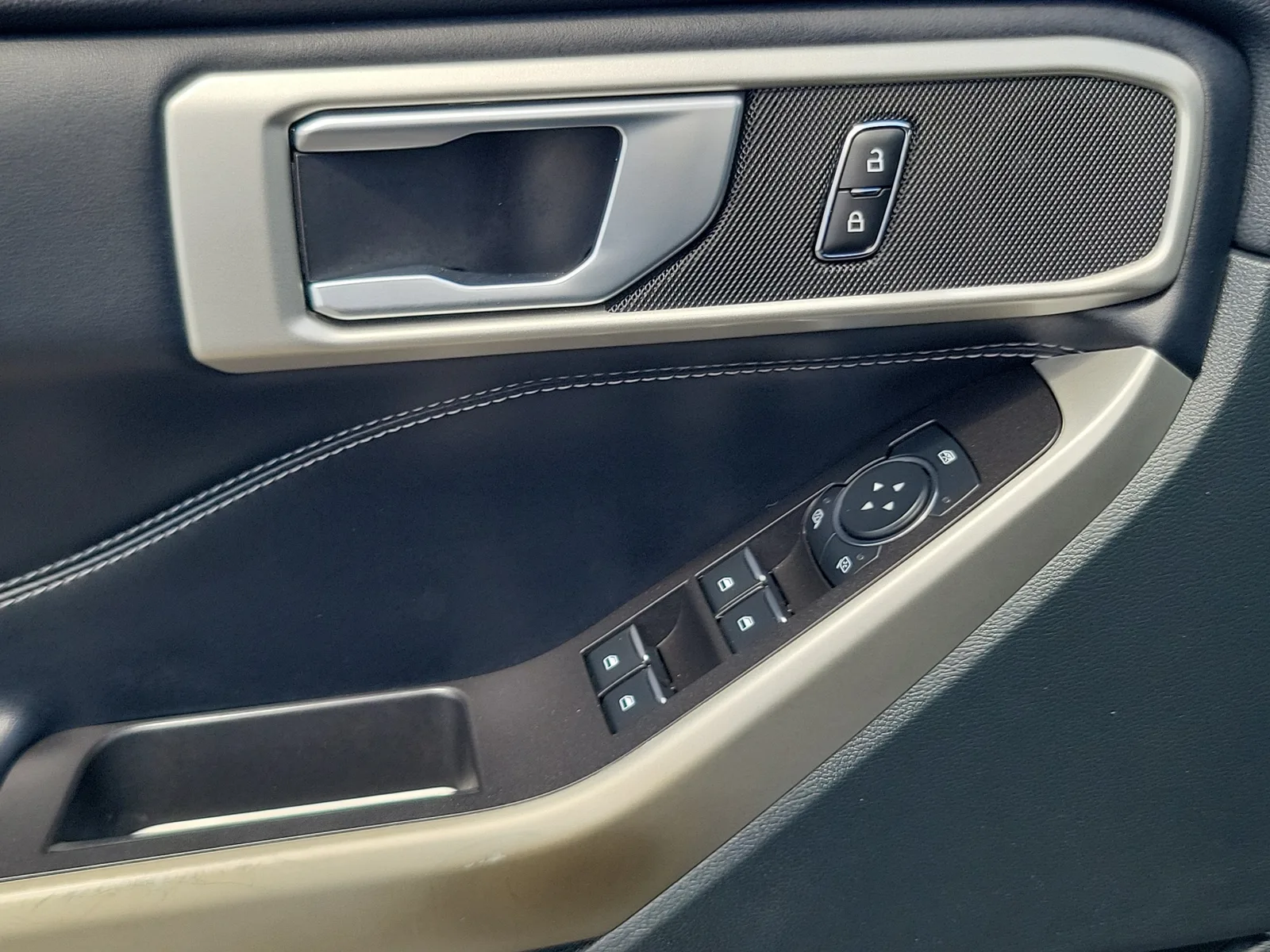 2023 Ford Explorer XLT photo 28