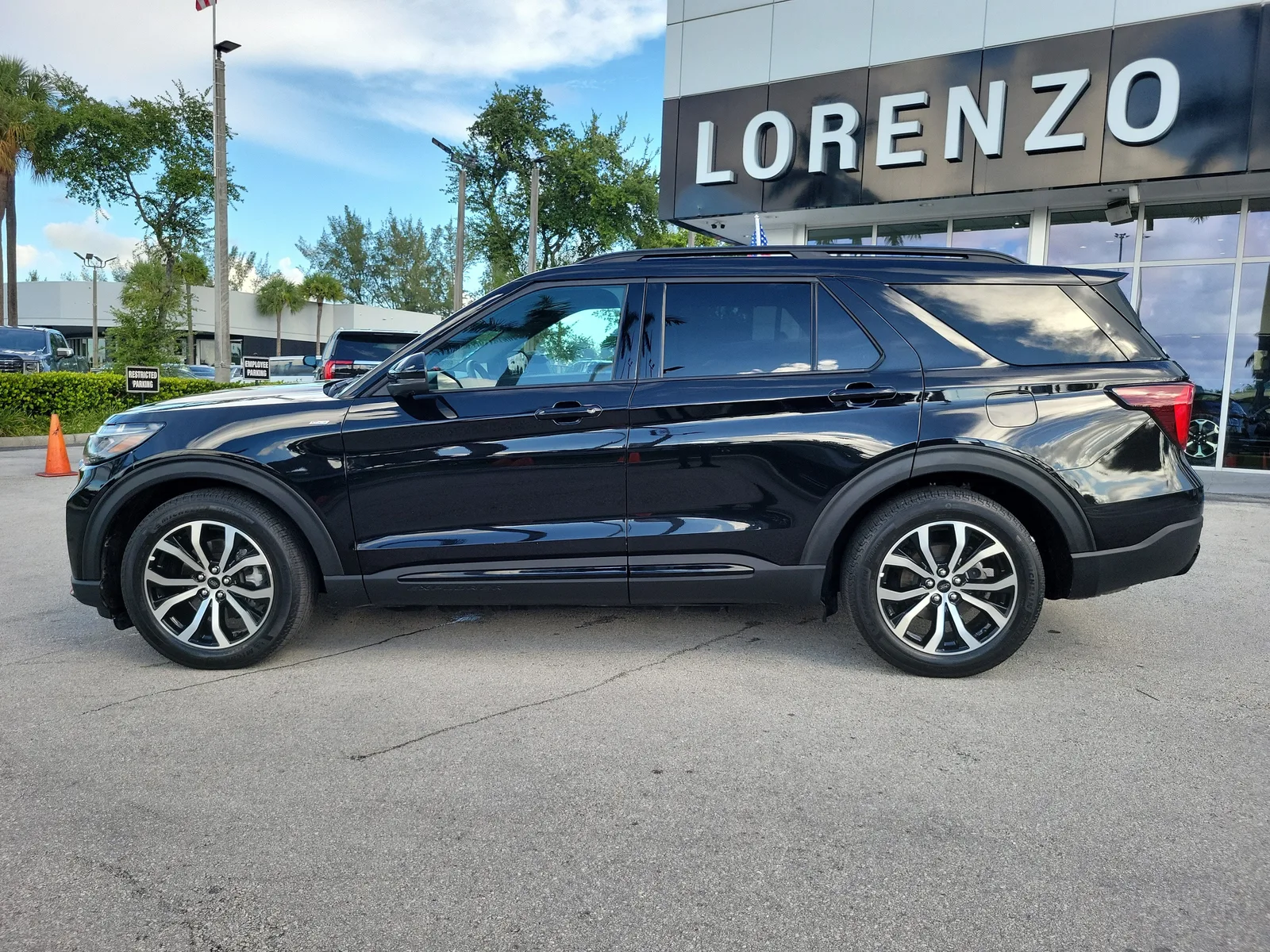 2025 Ford Explorer ST-Line photo 8