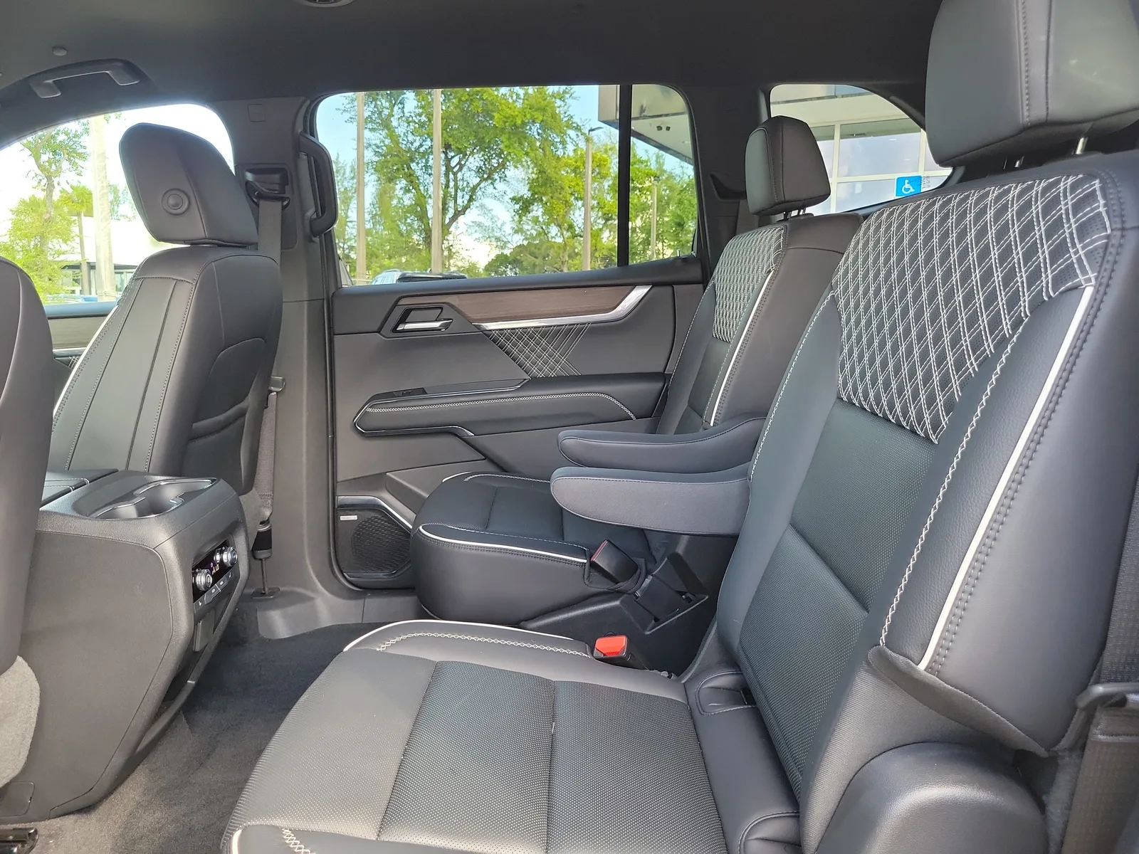 2025 GMC Acadia Denali photo 14