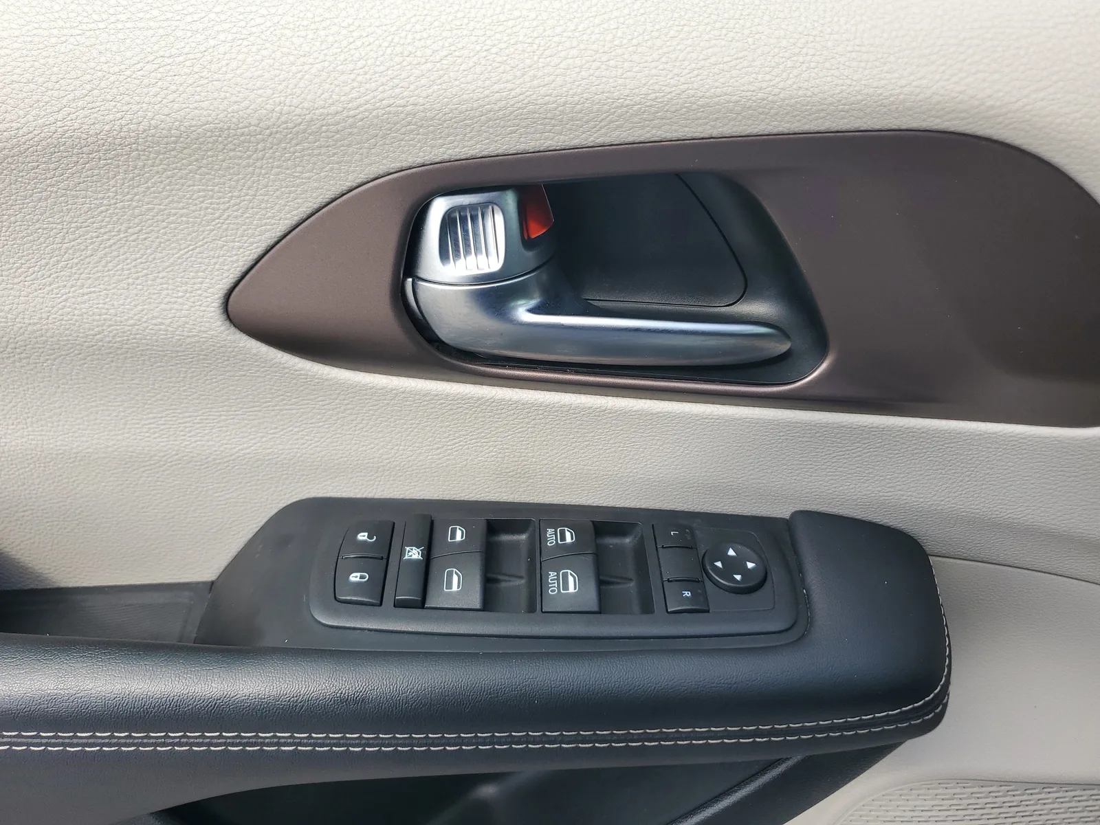 2023 Chrysler Voyager LX photo 27