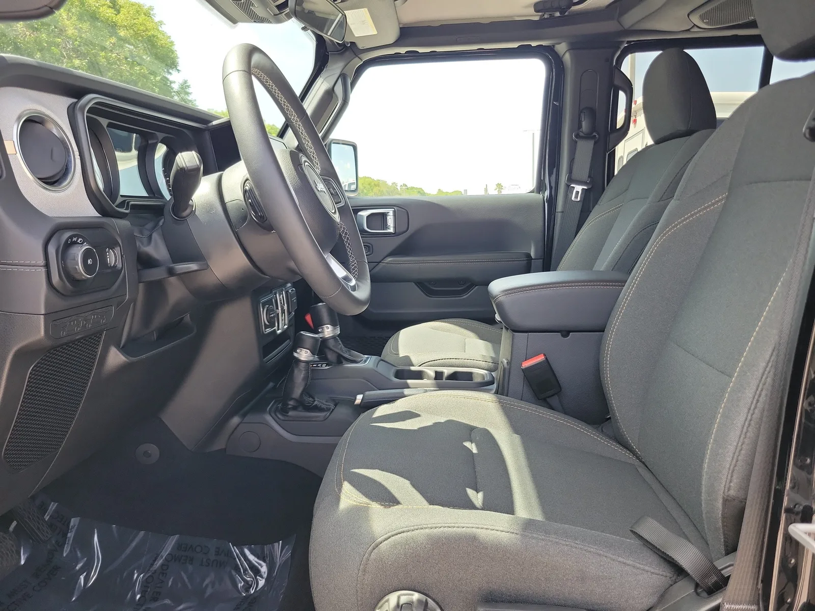 2025 Jeep Wrangler Sahara 4WD photo 11