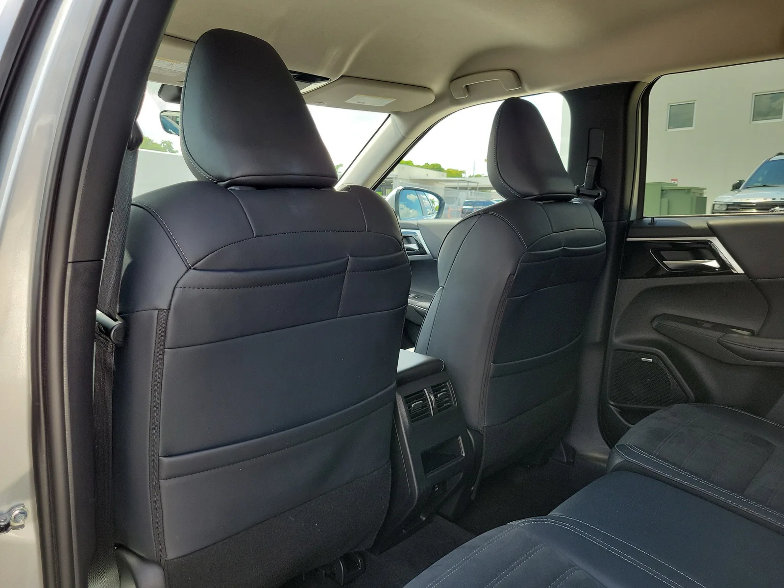 2025 Mitsubishi Outlander SE photo 19