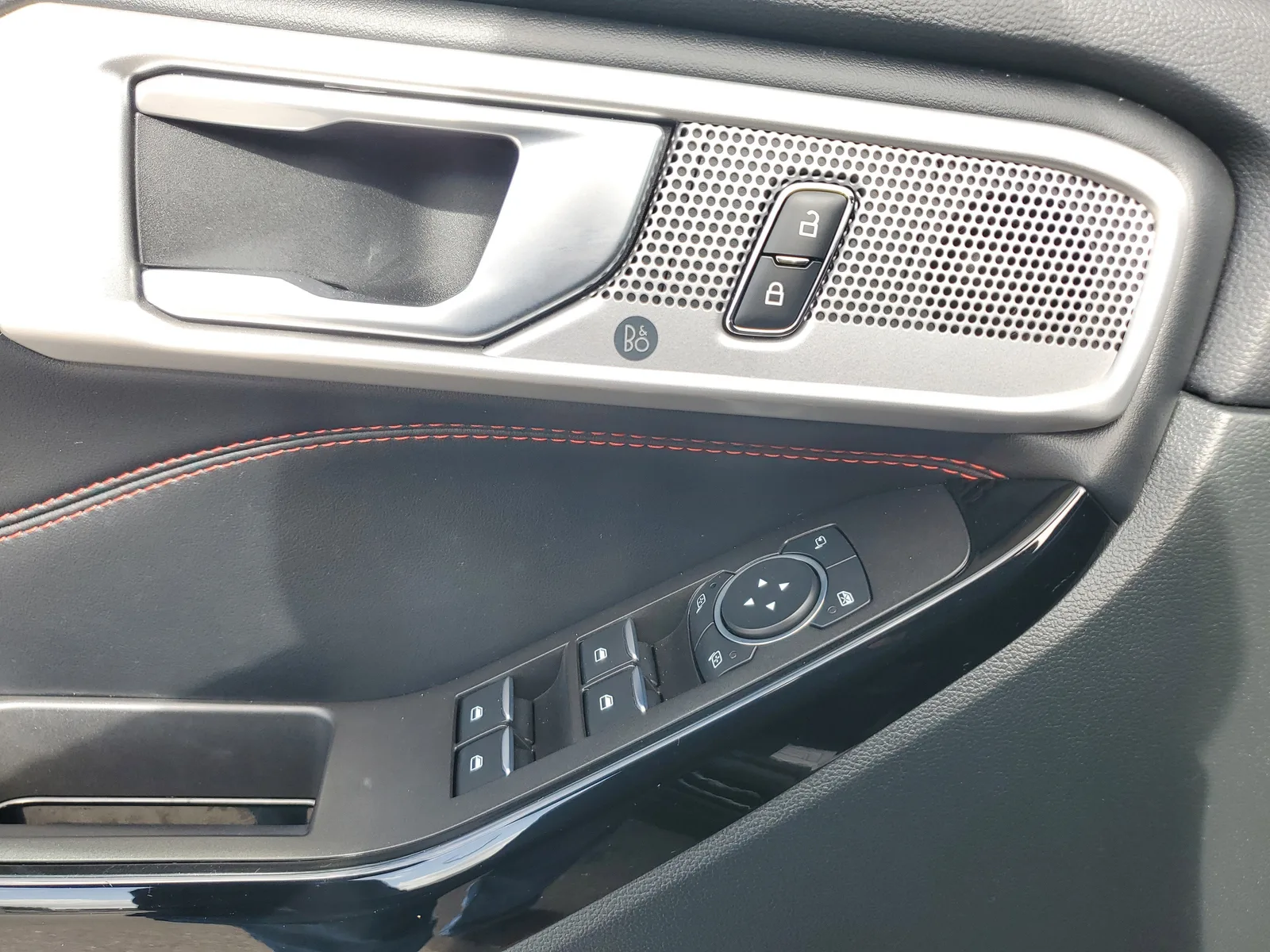 2023 Ford Explorer ST-Line photo 30