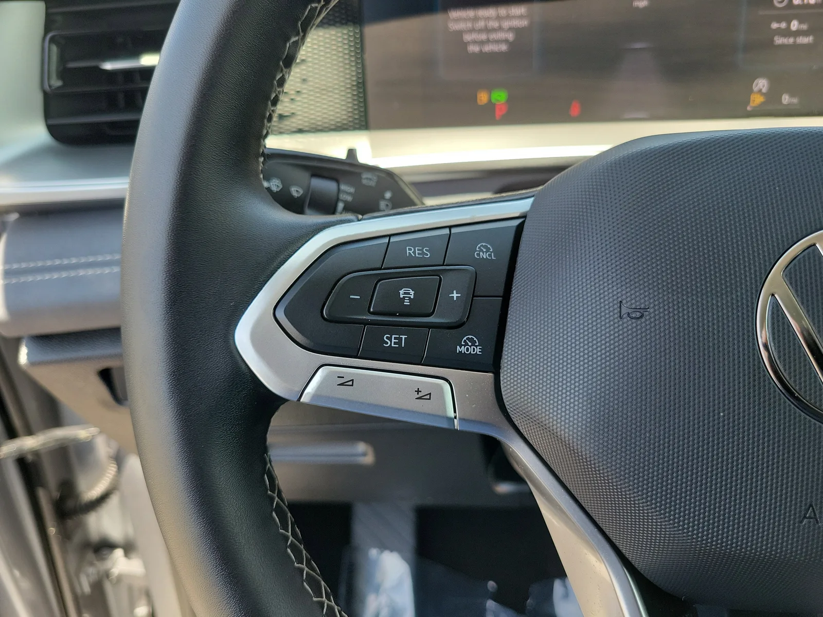 2025 Volkswagen Tiguan SE photo 20