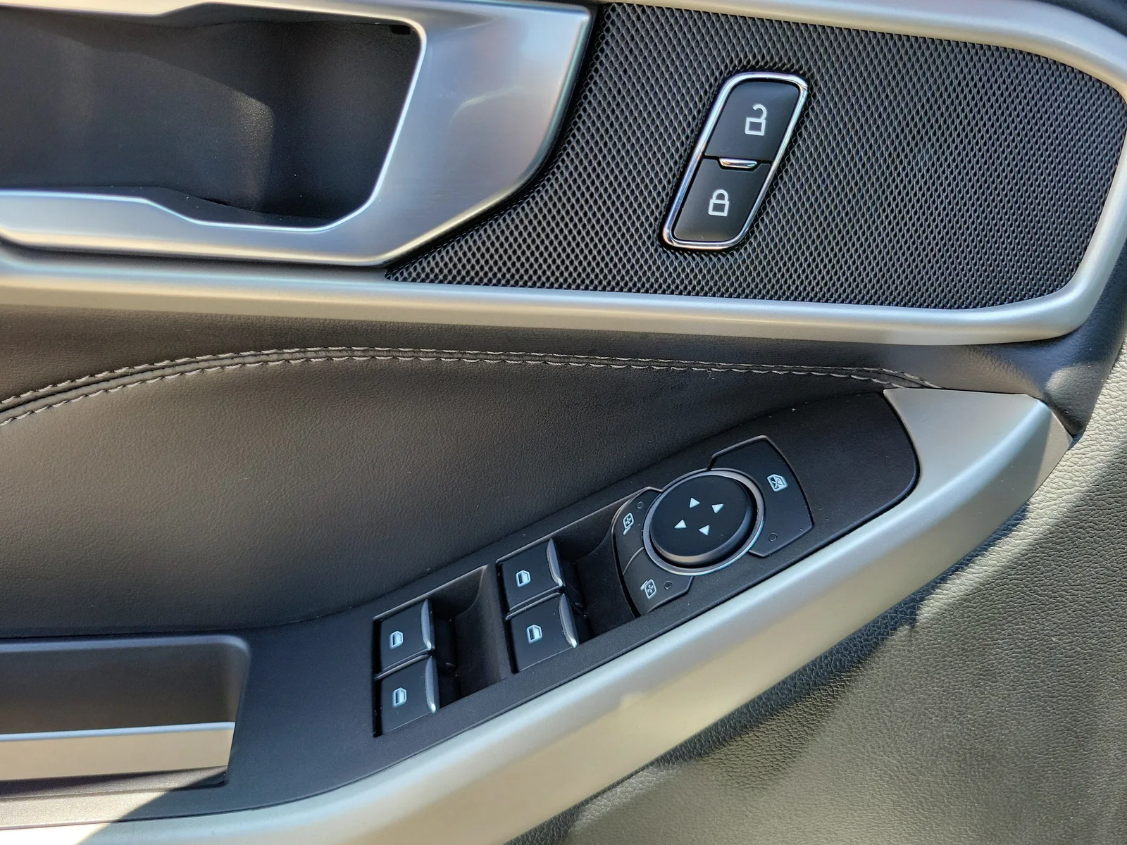 2023 Ford Explorer XLT photo 29