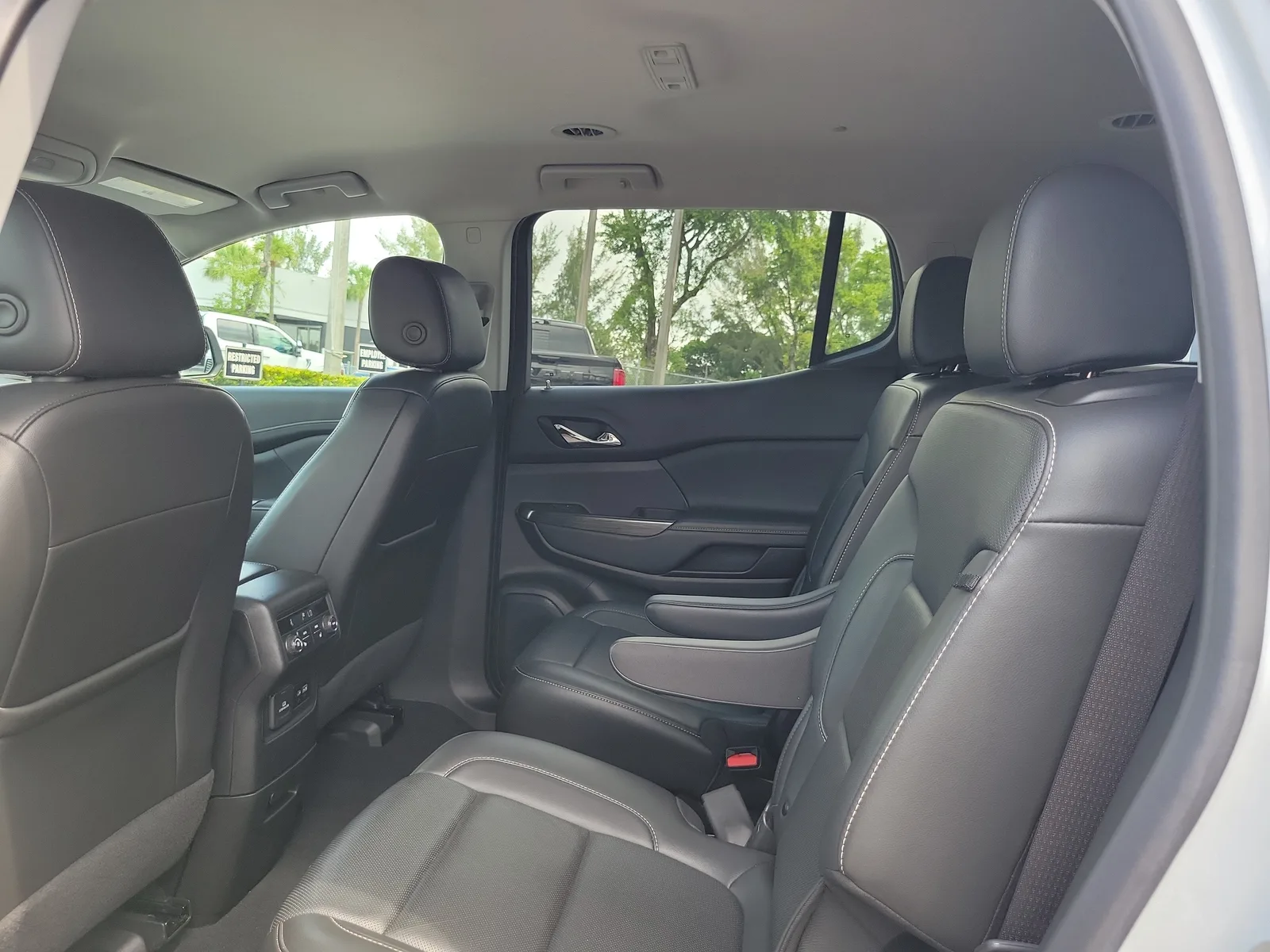 2023 GMC Acadia SLT photo 14