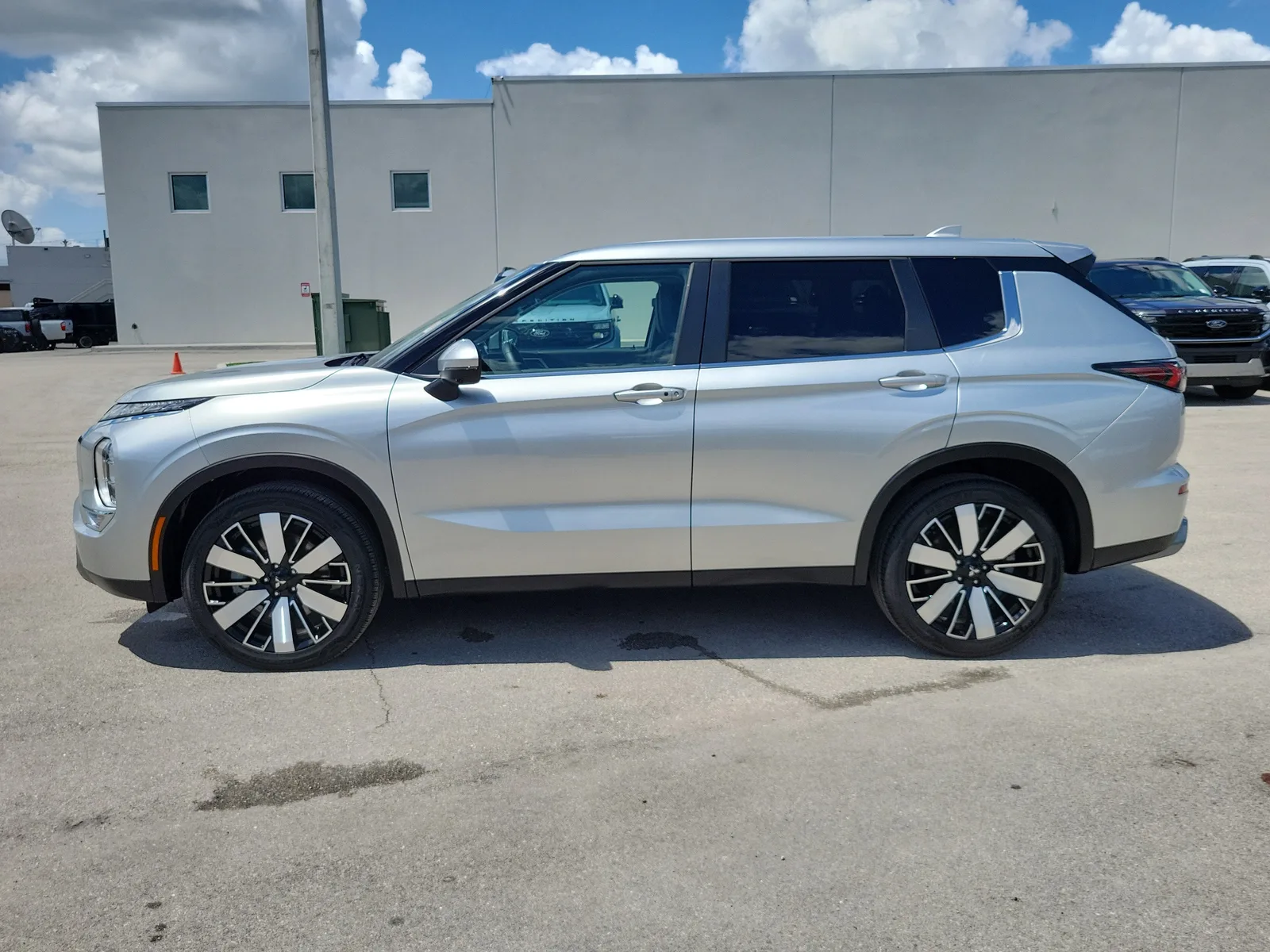 2025 Mitsubishi Outlander SE photo 8