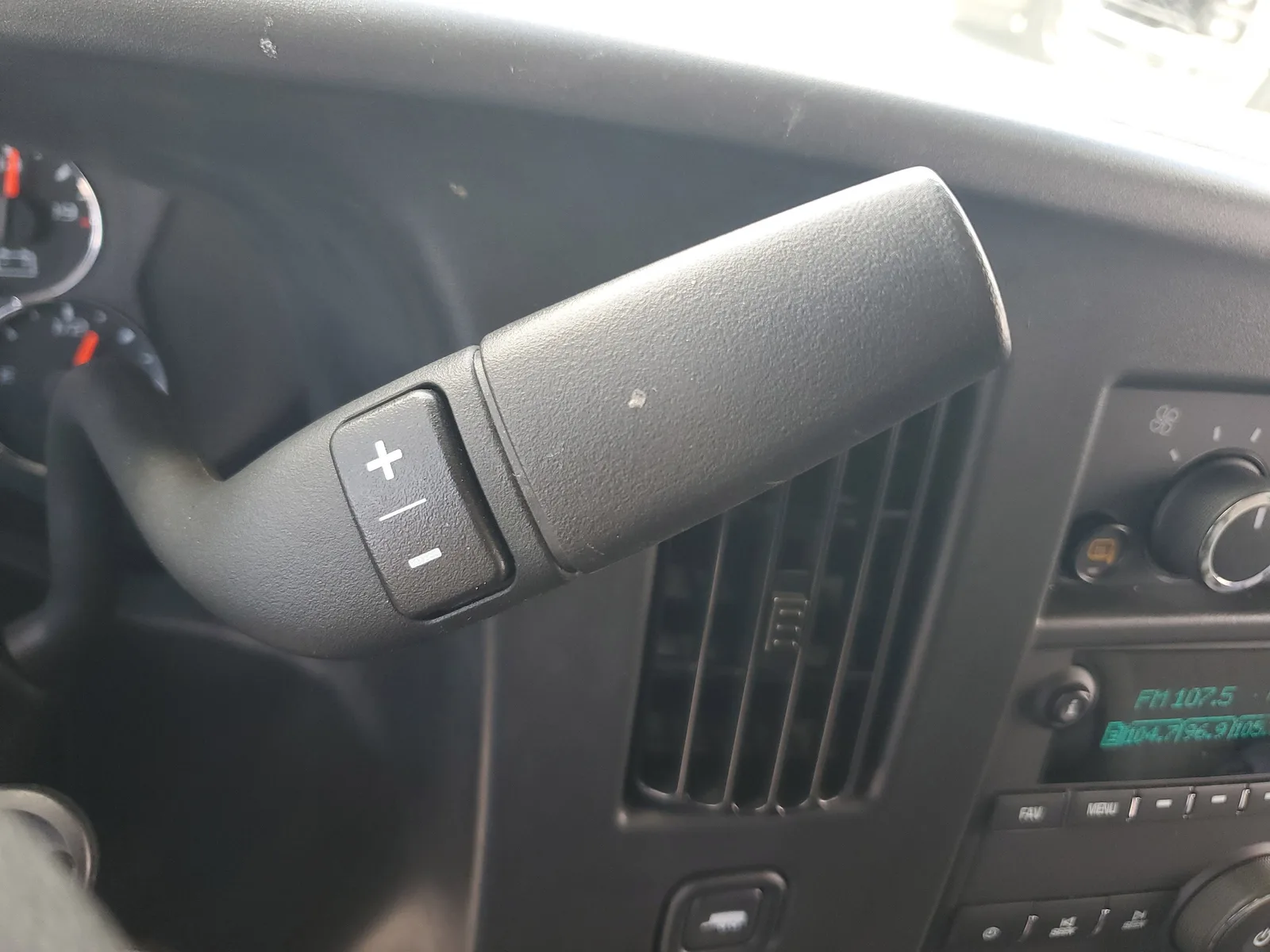 2025 Chevrolet Express Passenger LT photo 21