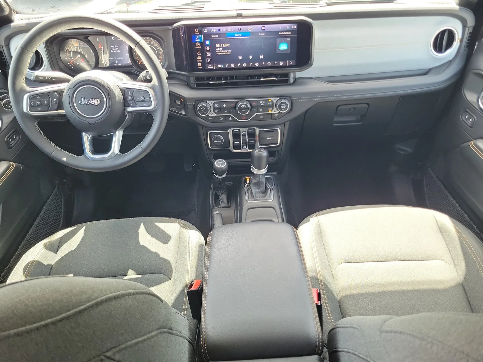 2025 Jeep Wrangler Sahara 4WD photo 17