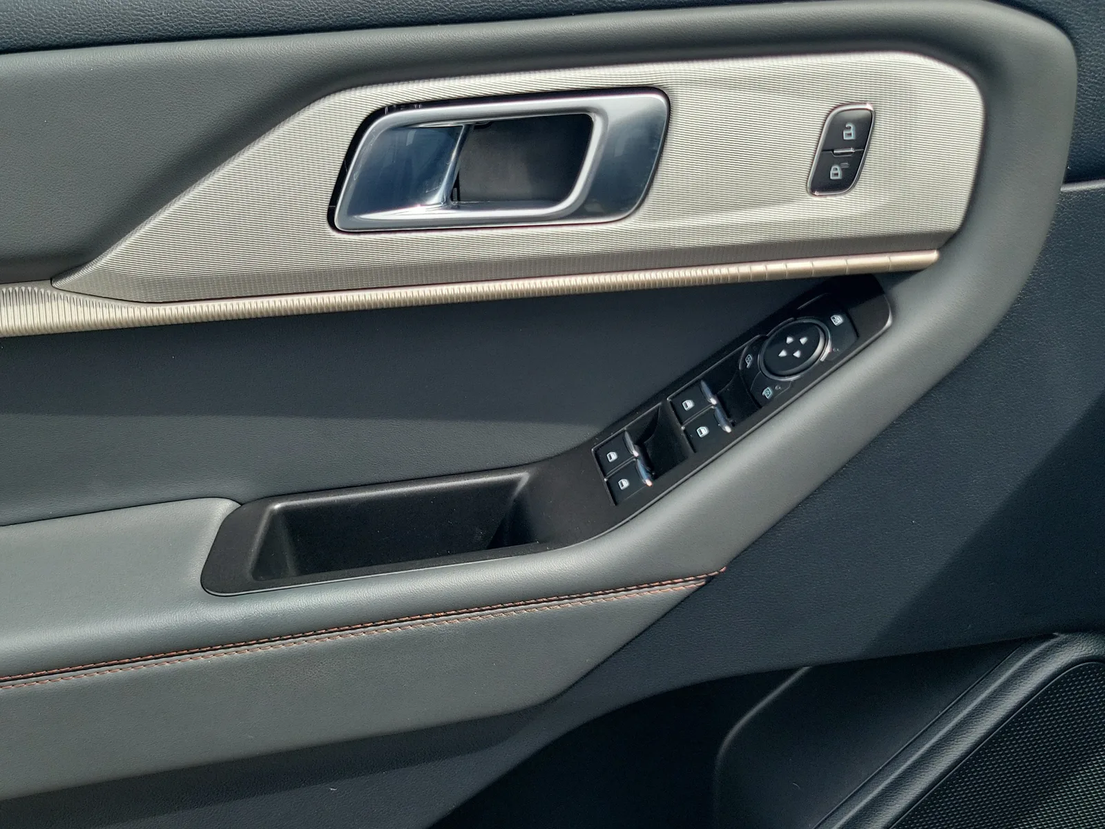 2025 Ford Explorer Active photo 29