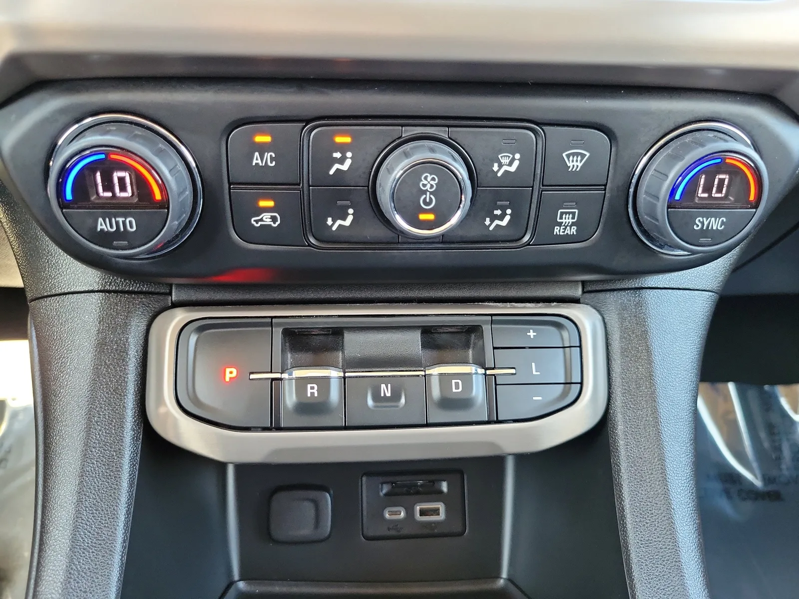 2022 GMC Acadia Denali photo 24